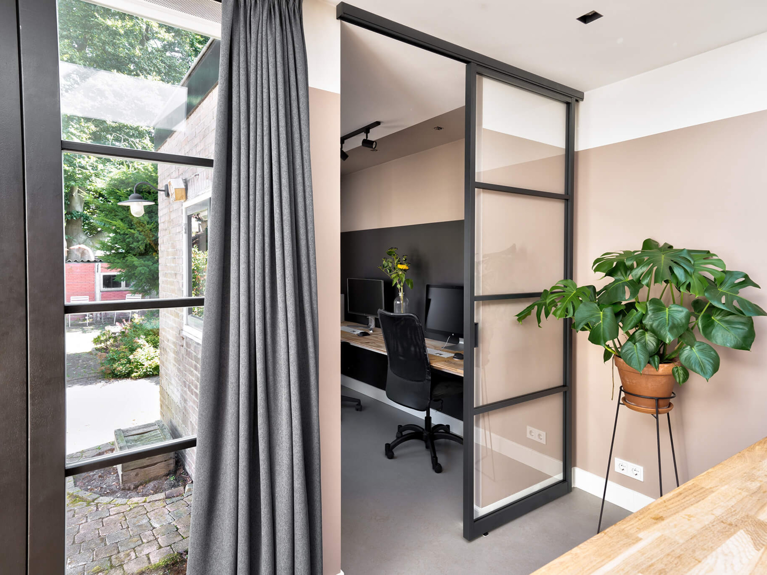 Ruimtebesparing in huis: zo versterken gordijnroedes en schuifdeurbeslag elkaar