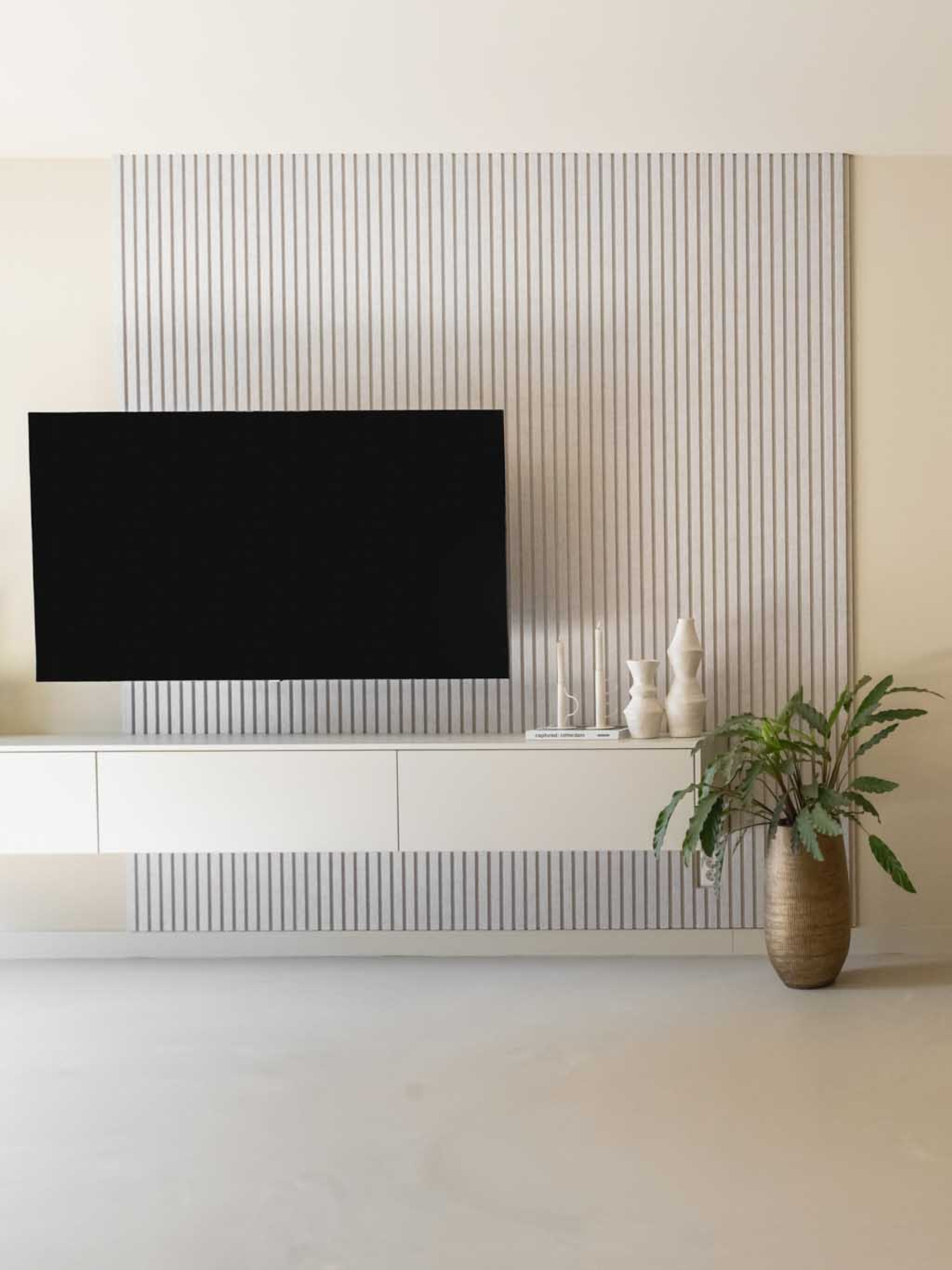 Vilten wandpanelen akupanel akoestisch paneel beige lattenwand GewoonGers