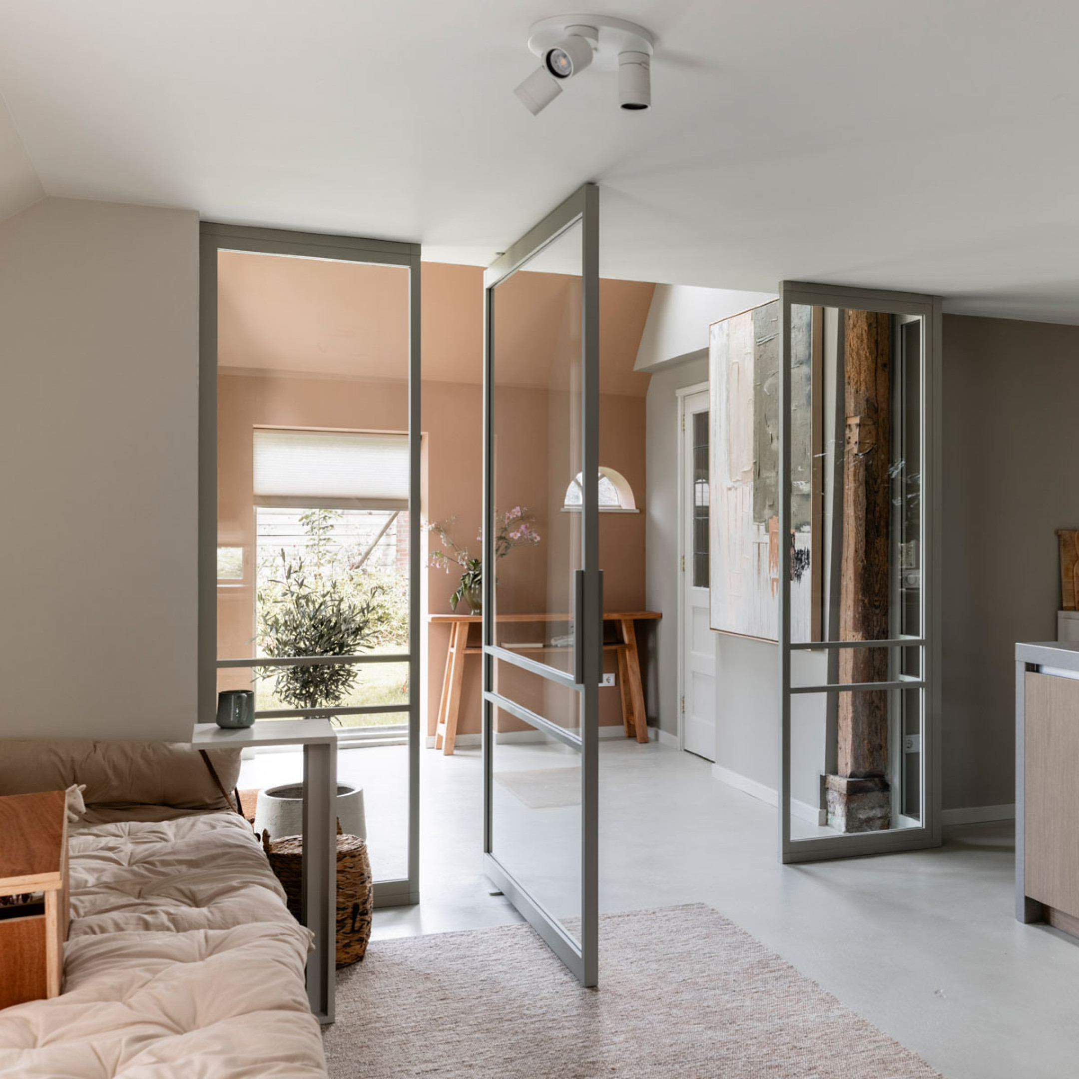 vtwonen interieur met glazen hoekwand van GewoonGers