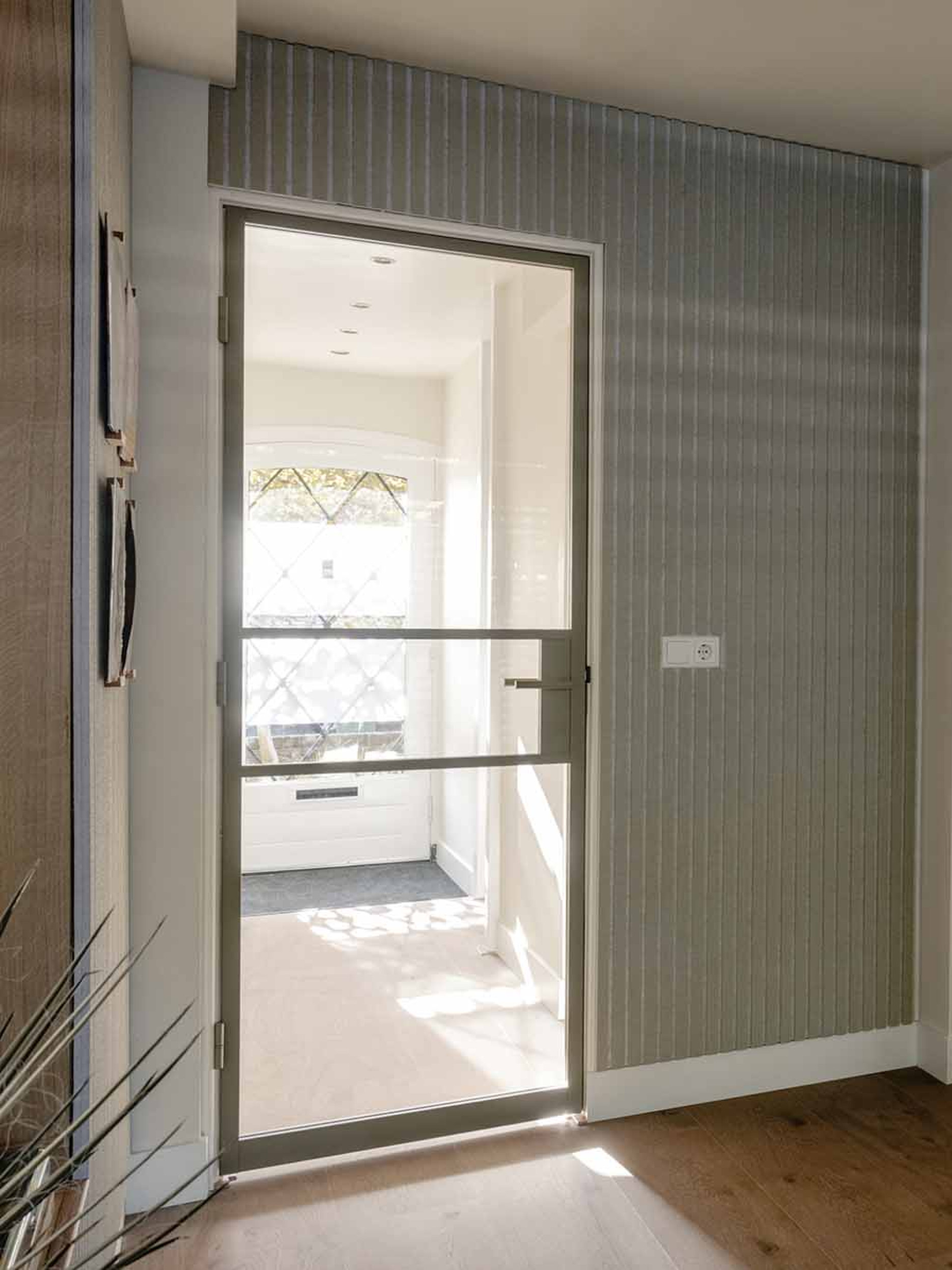 staallook deur en akoestische panelen van GewoonGers vt wonen