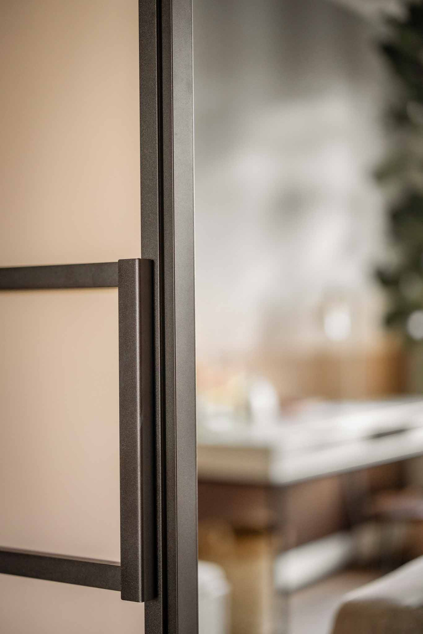 vtwonen interieur met bronzen deur van GewoonGers