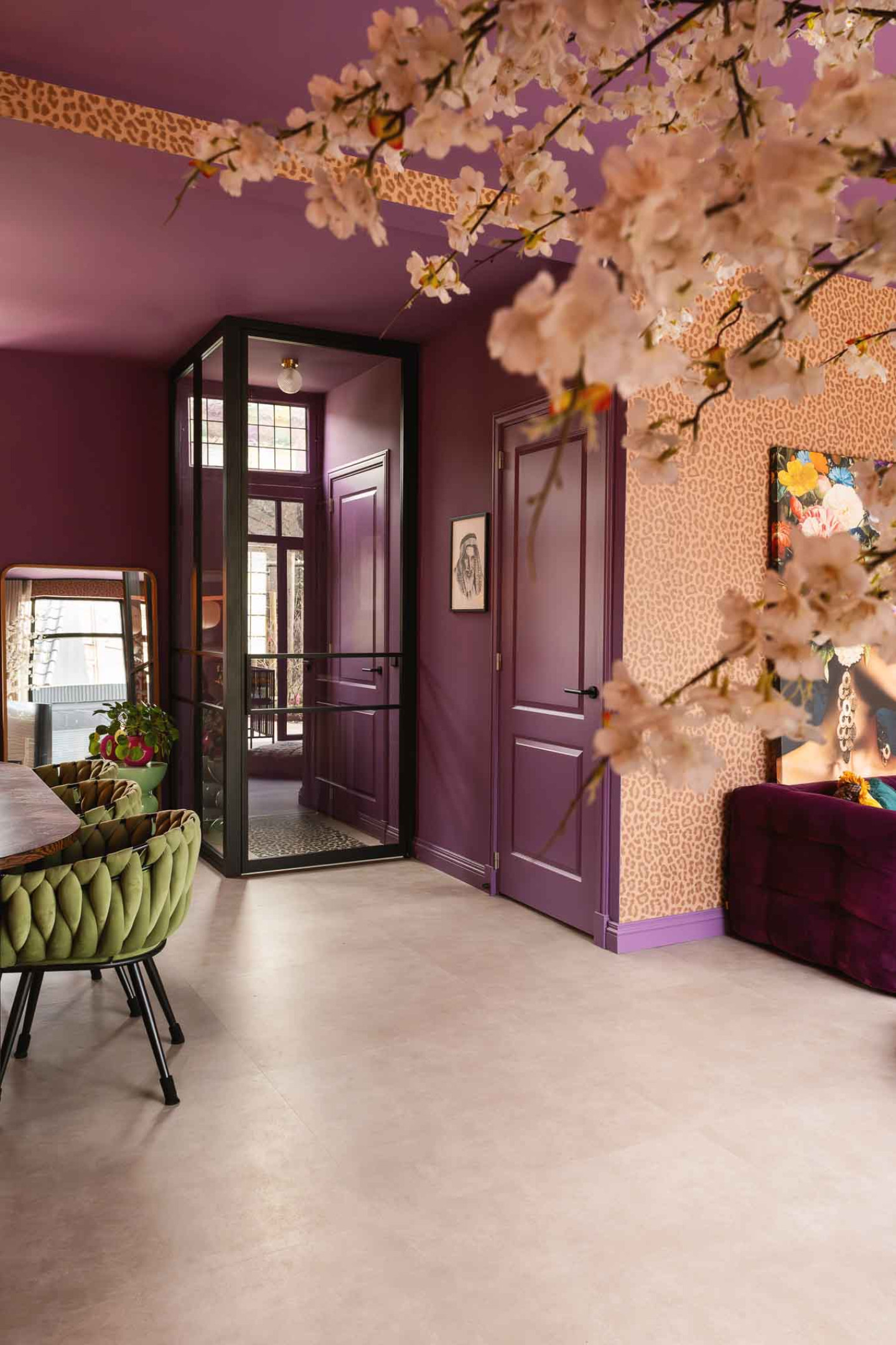 zwarte deur met glas van GewoonGers voor kleurrijk interieur