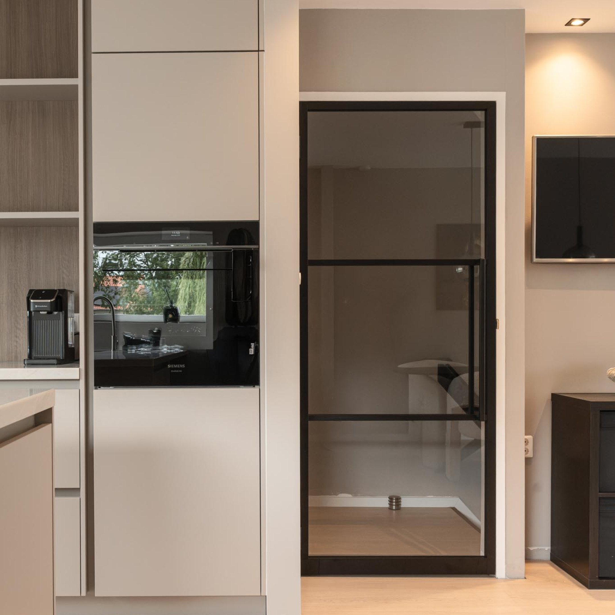 Rookglas deur met zwart frame van GewoonGers