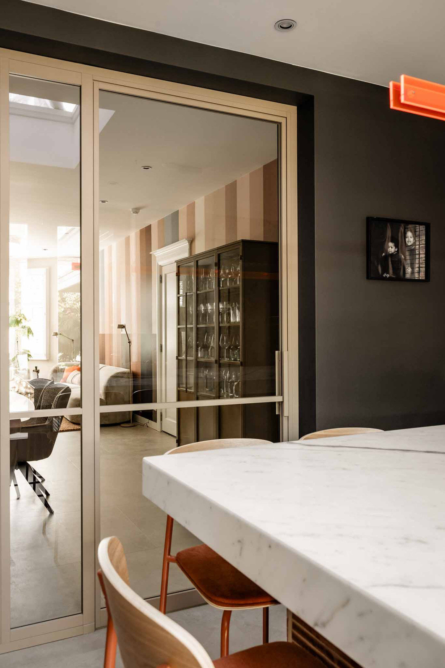 Glazen wand met scharnierdeur GewoonGers bij vtwonen