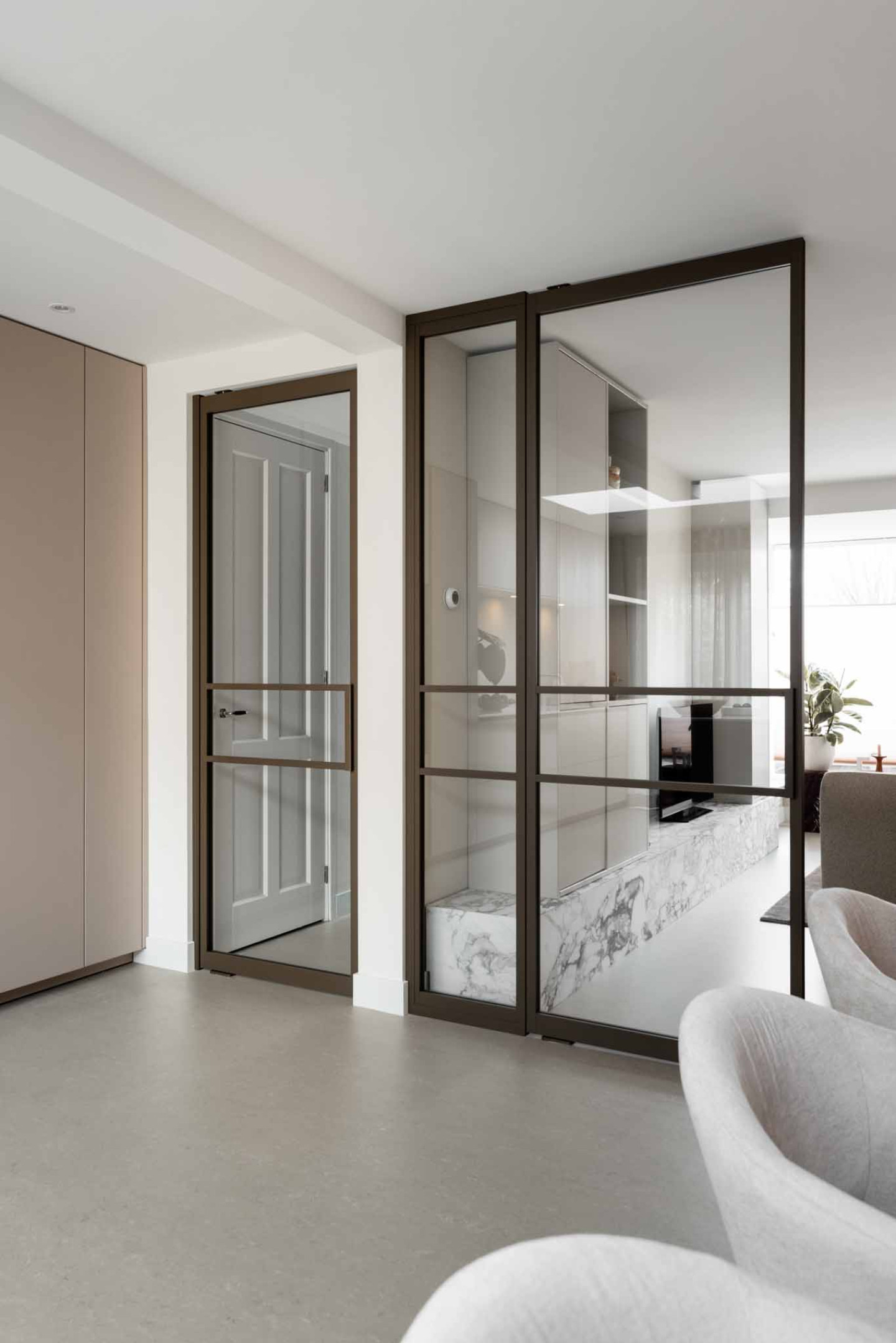 vtwonen interieur met bronzen deur van GewoonGers