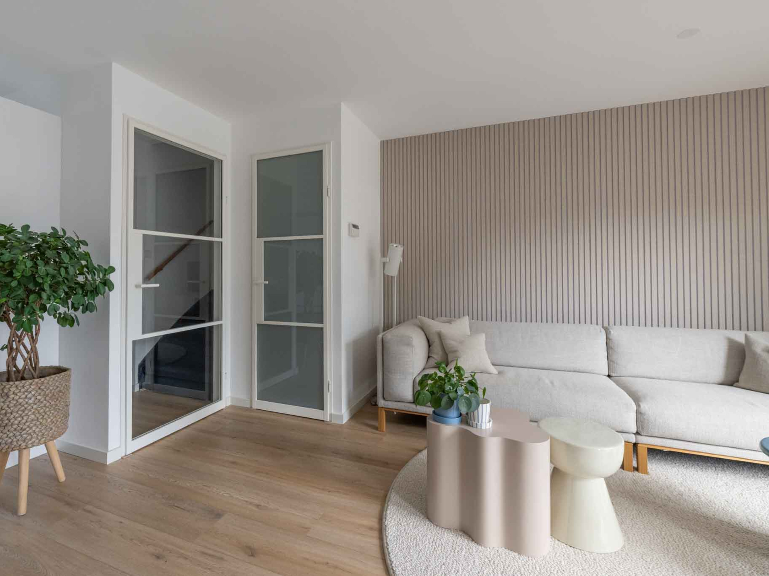 metalen opdekdeur met glas witte deuren GewoonGers