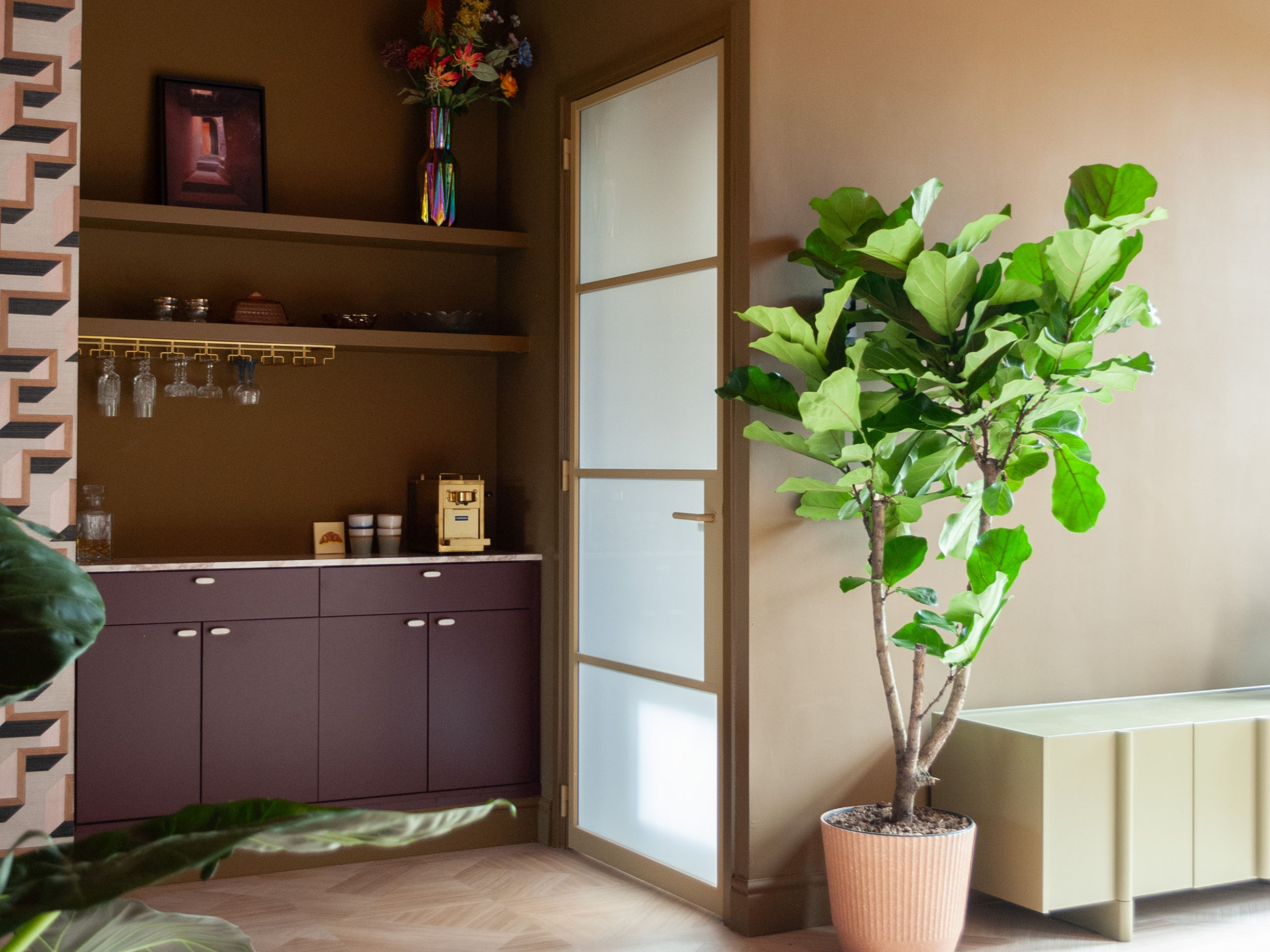 gouden deur wonen met kleur woonkamer wooninspiratie stalen deur Gewoongers