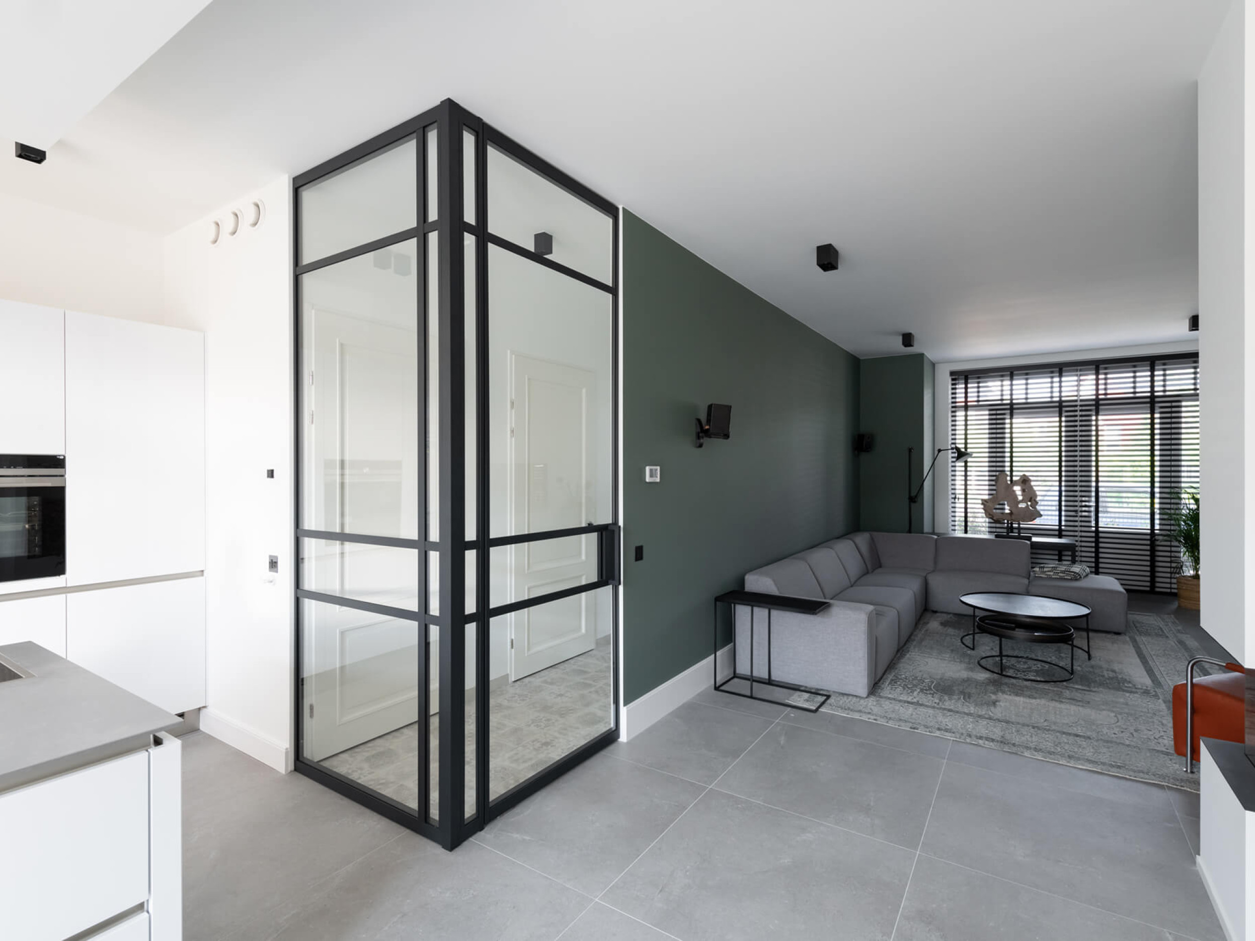 glazen hoek wand met aluminium taatsdeur hal woonkamer GewoonGers