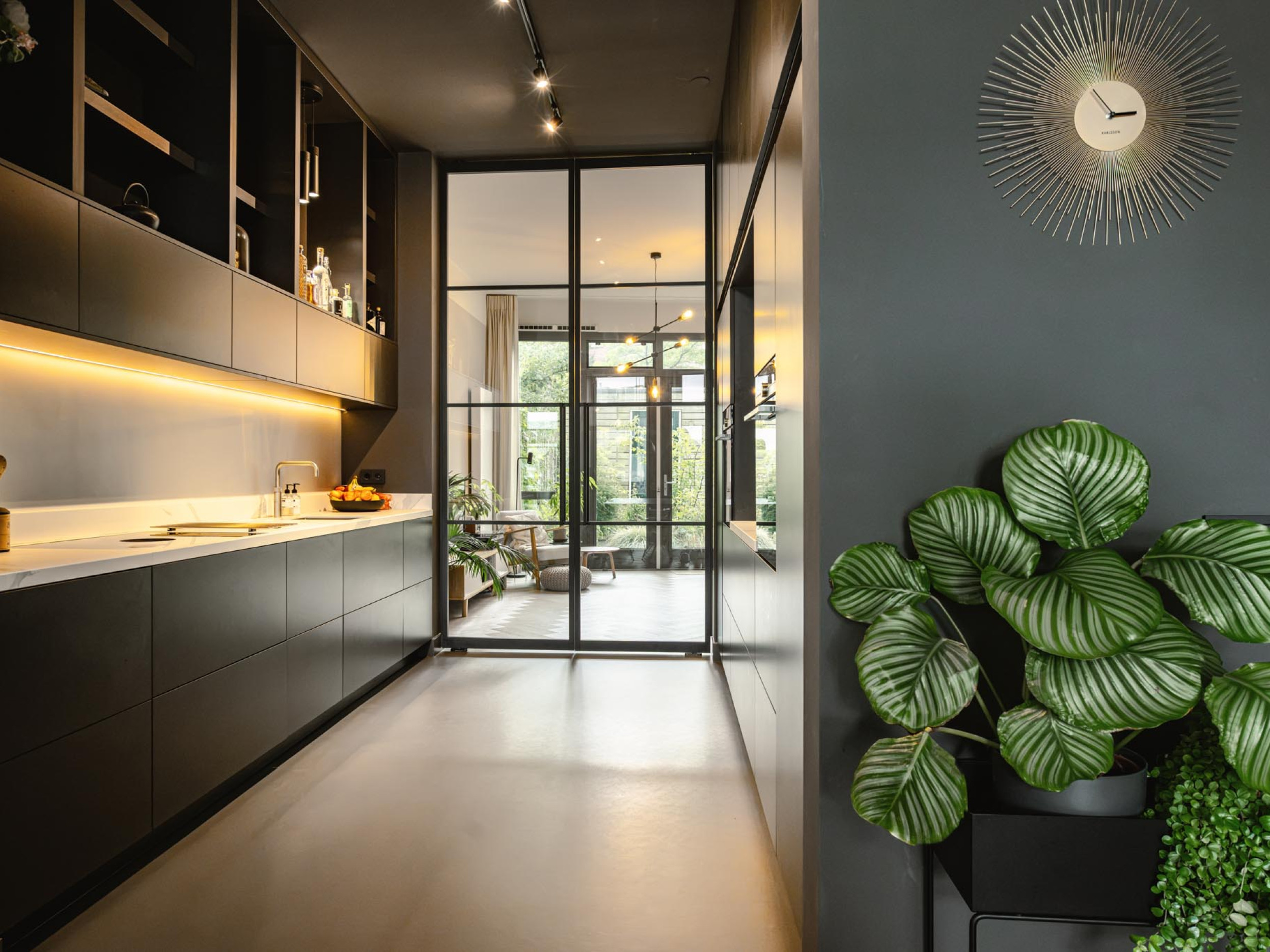 Keuken inspiratie zwarte taatsdeuren met glas van GewoonGers