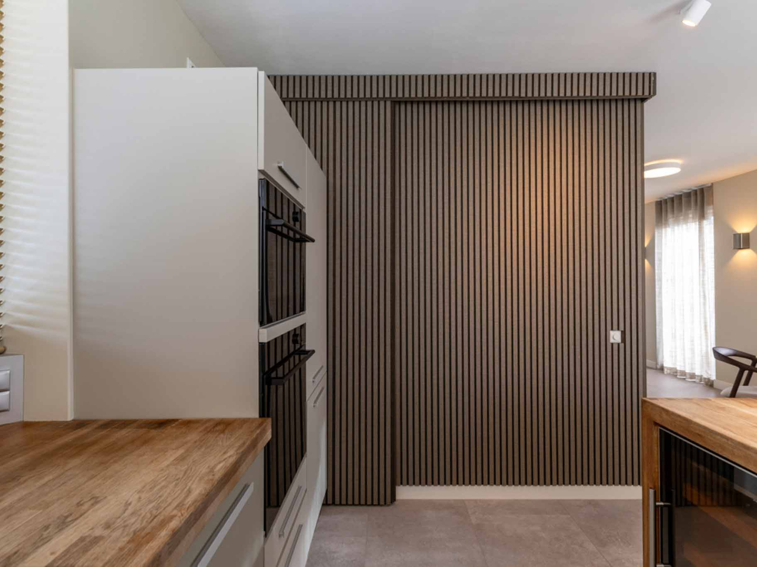 deur wegwerken met akoestische wandpanelen GewoonGers