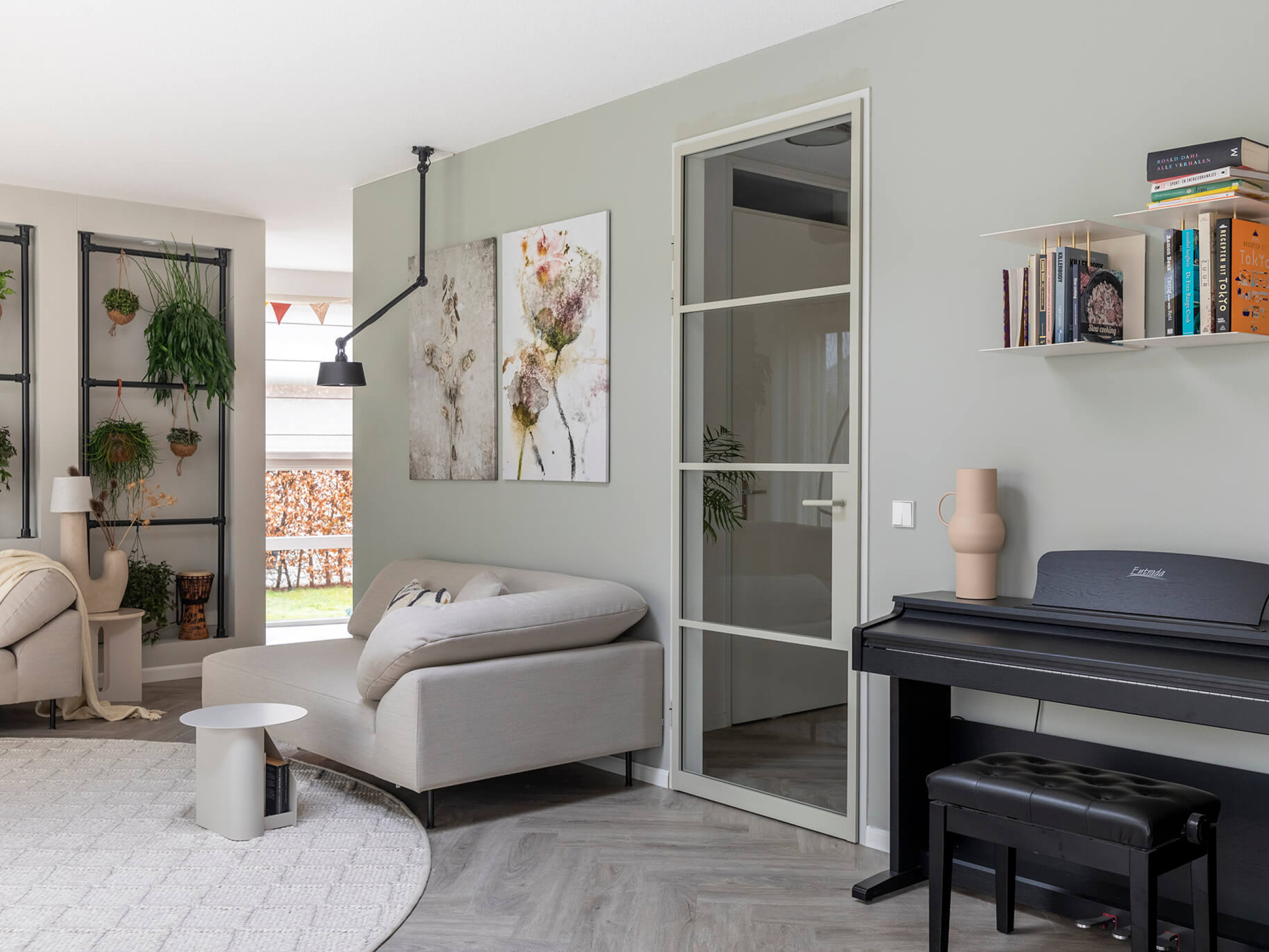 vtwonen grijze stalen deur met glas gewoongers