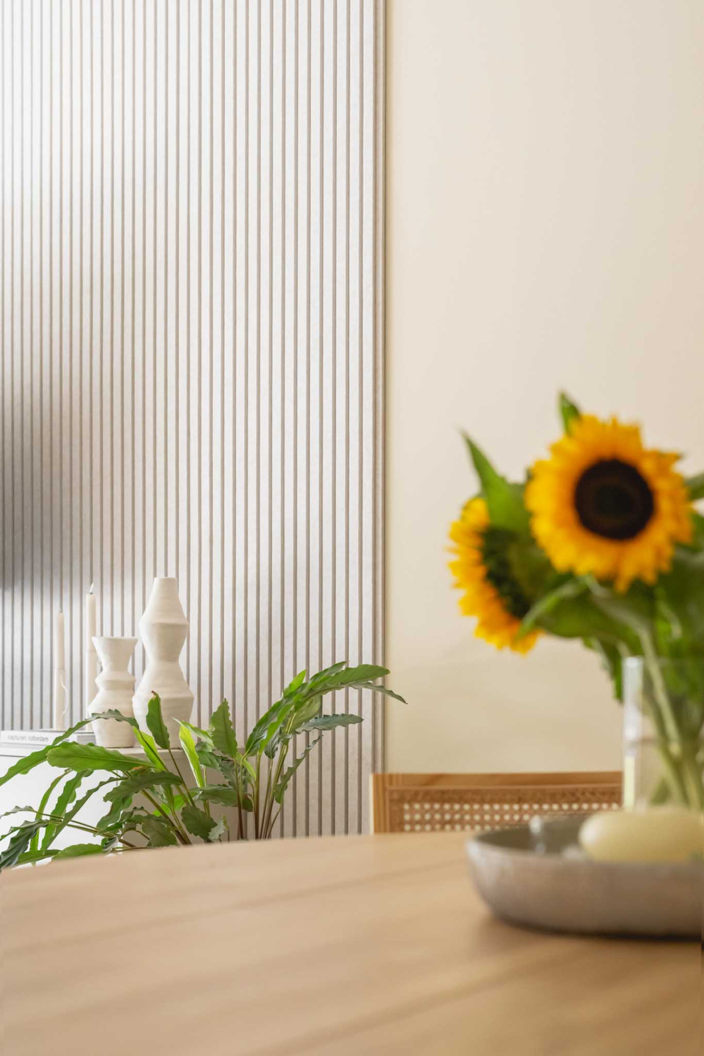 Vilten wandpanelen akupanel akoestisch paneel beige lattenwand GewoonGers