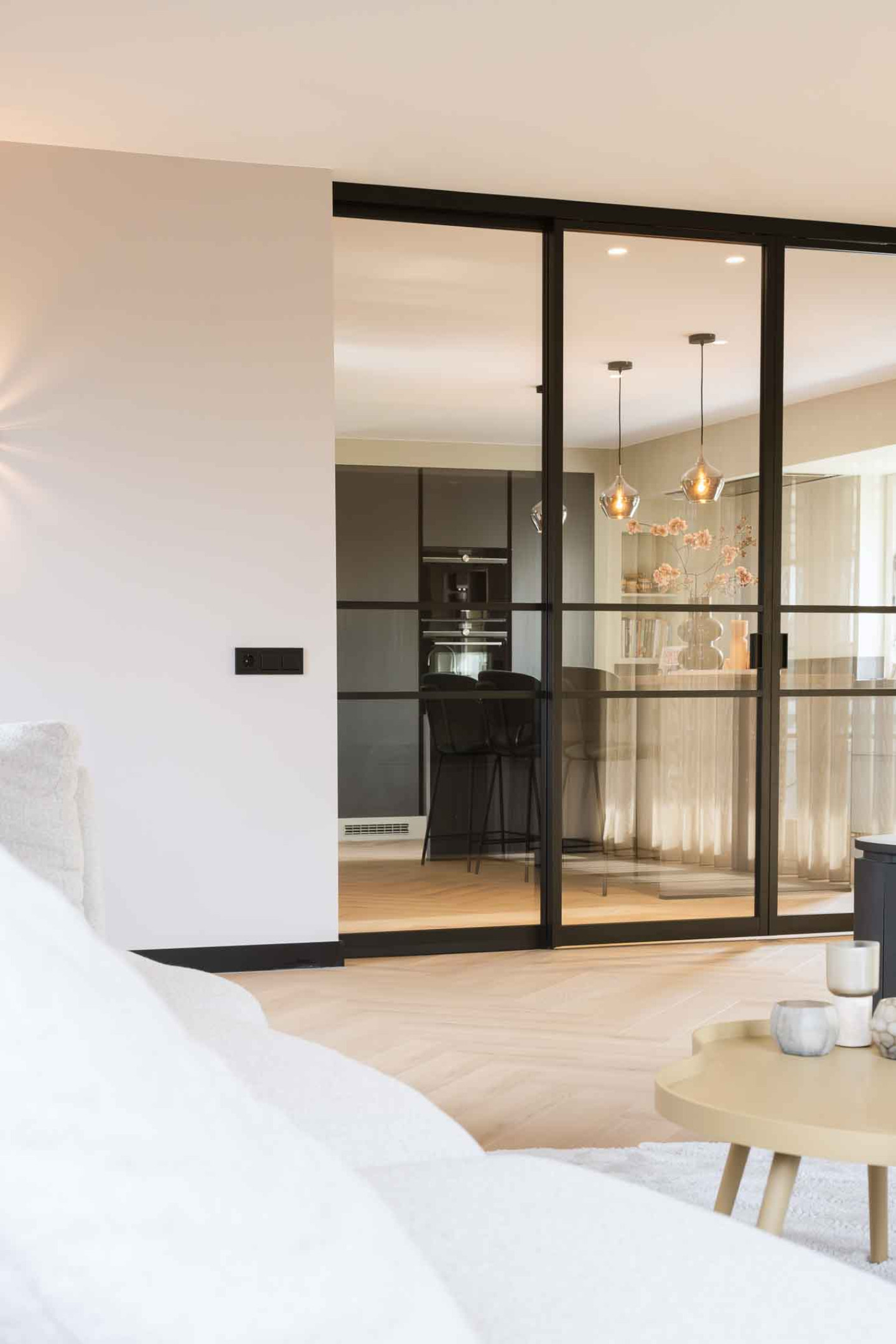 GewoonGers glazen wand met dubbele schuifdeur, zwarte schuifdeuren