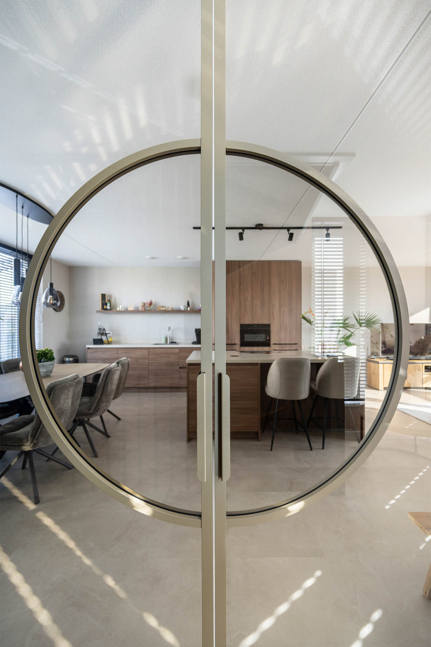 Detail van Gewoon Gers taatsdeur met ronde vorm