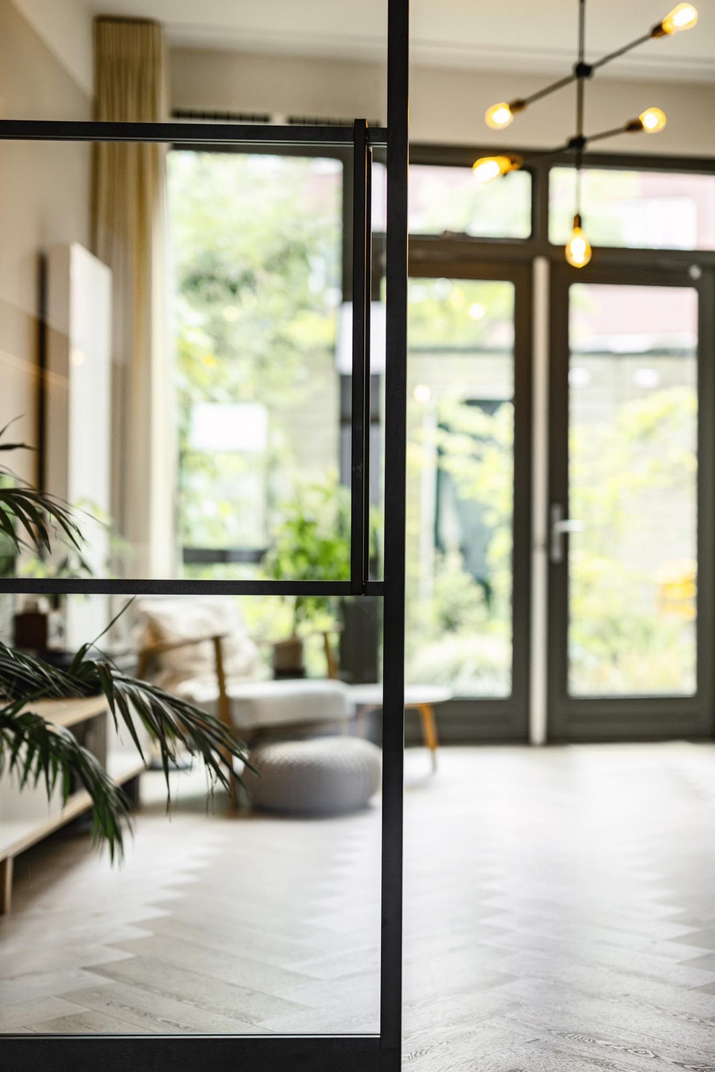 Interieur inspiratie zwarte taatsdeur met glas van Gewoon Gers