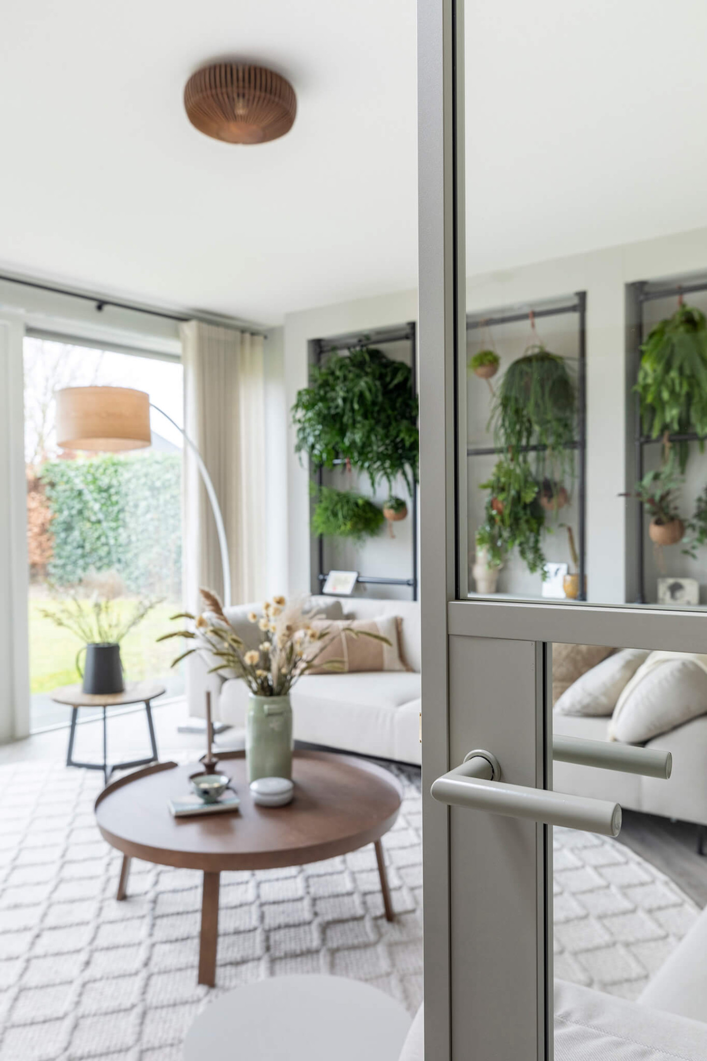 vtwonen grijze stalen deur met glas gewoongers