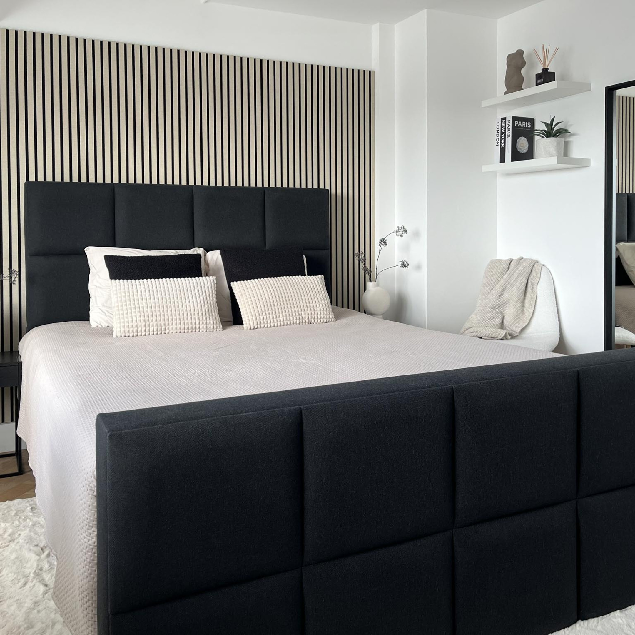 slaapkamer met akoestische wandpanelen GewoonGers lattenwand