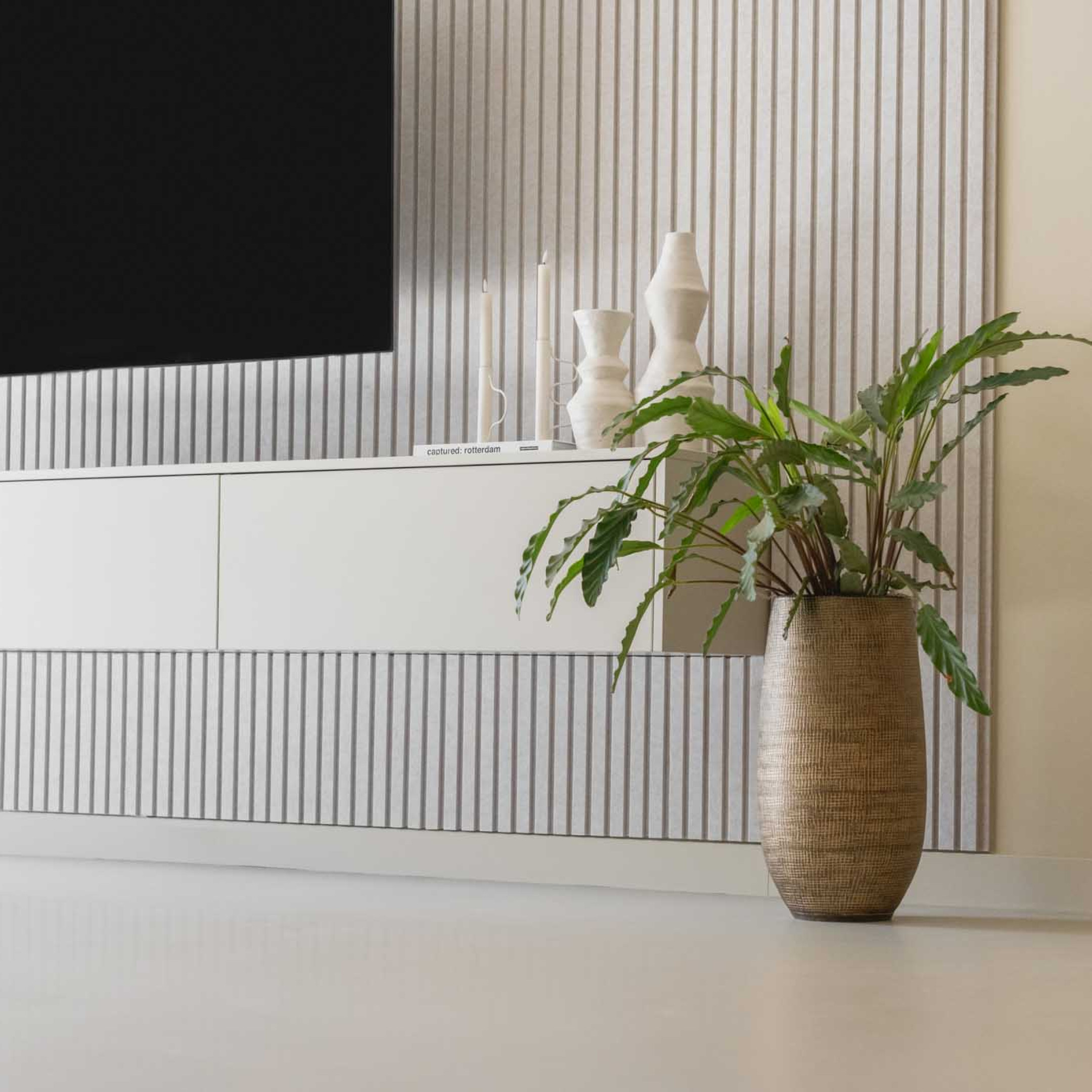 Vilten wandpanelen akupanel akoestisch paneel beige lattenwand GewoonGers