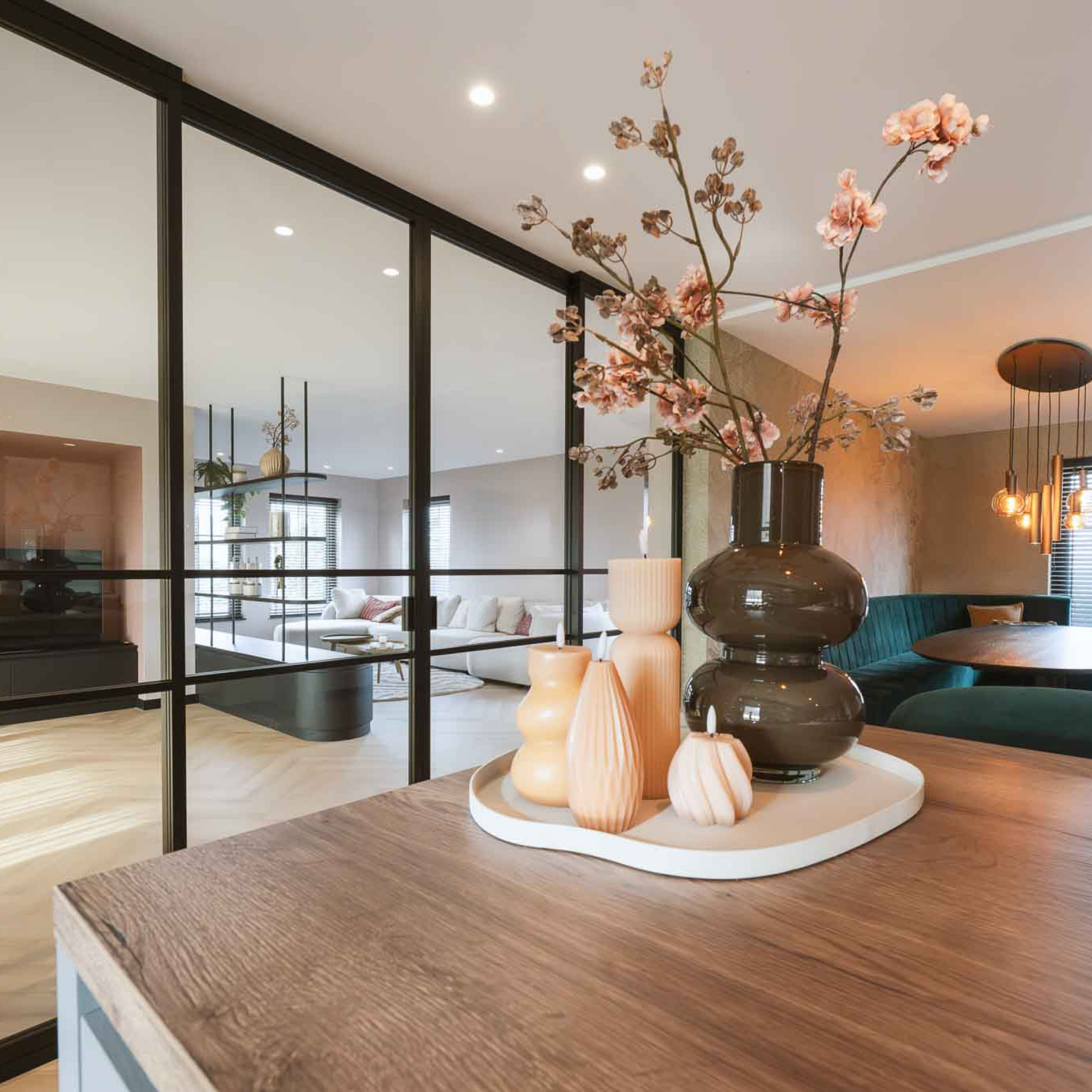 GewoonGers glazen wand met dubbele schuifdeur, zwarte schuifdeuren