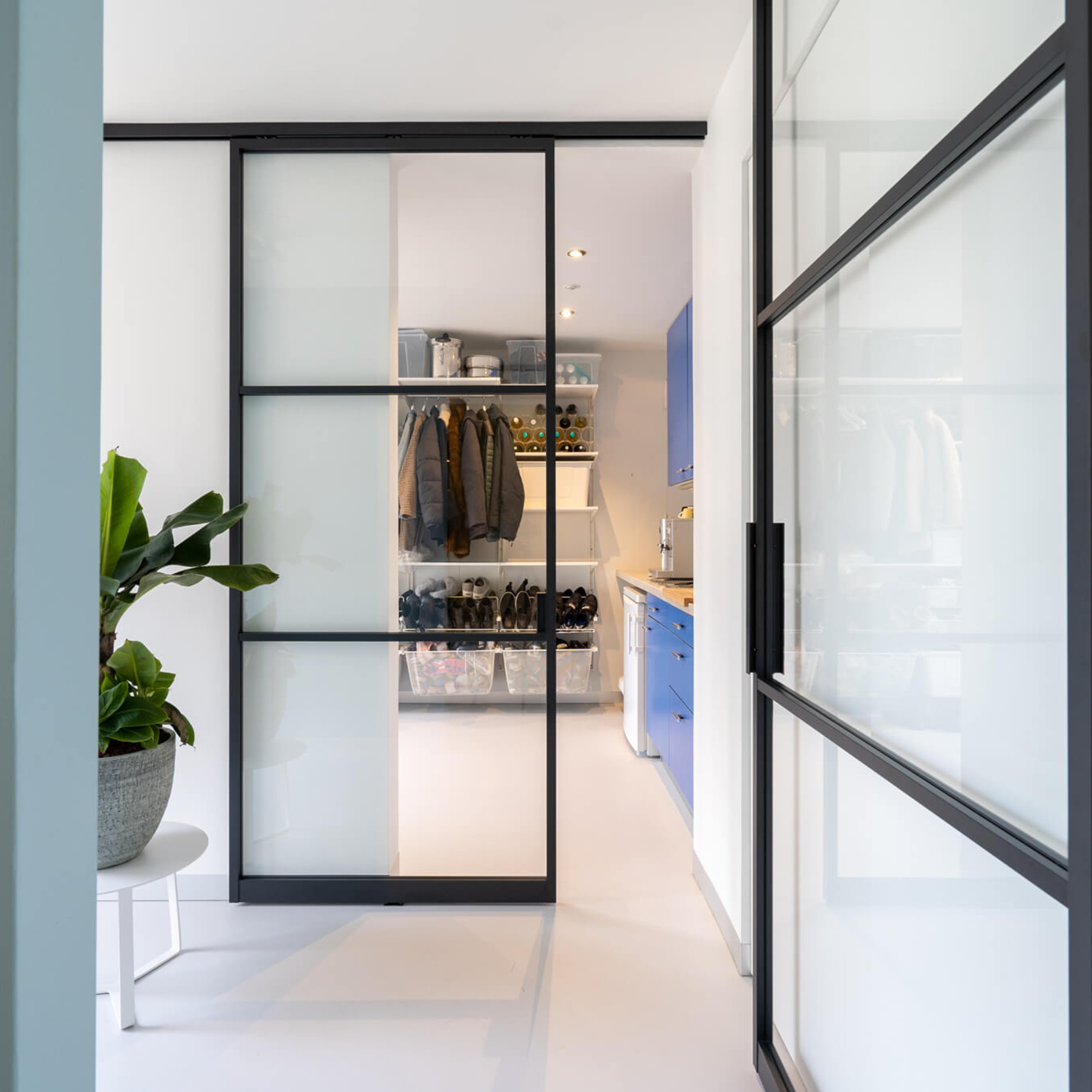 zwarte schuif deur met glas gewoongers