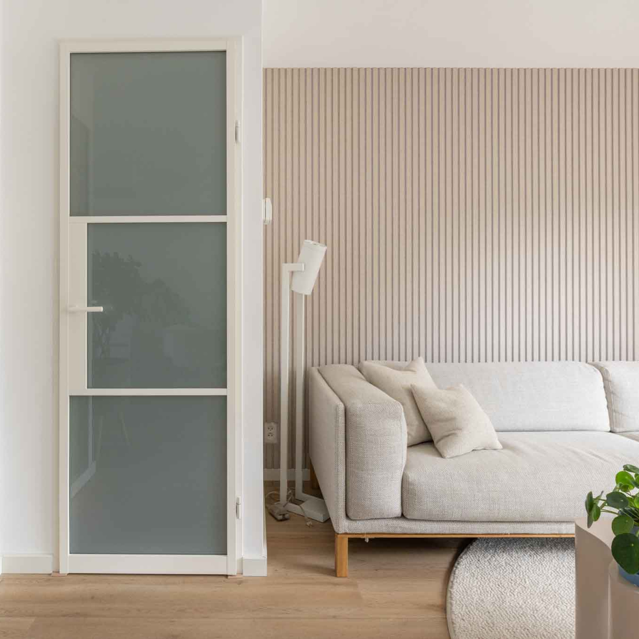 witte stalen deur met melkglas voor trapkast GewoonGers