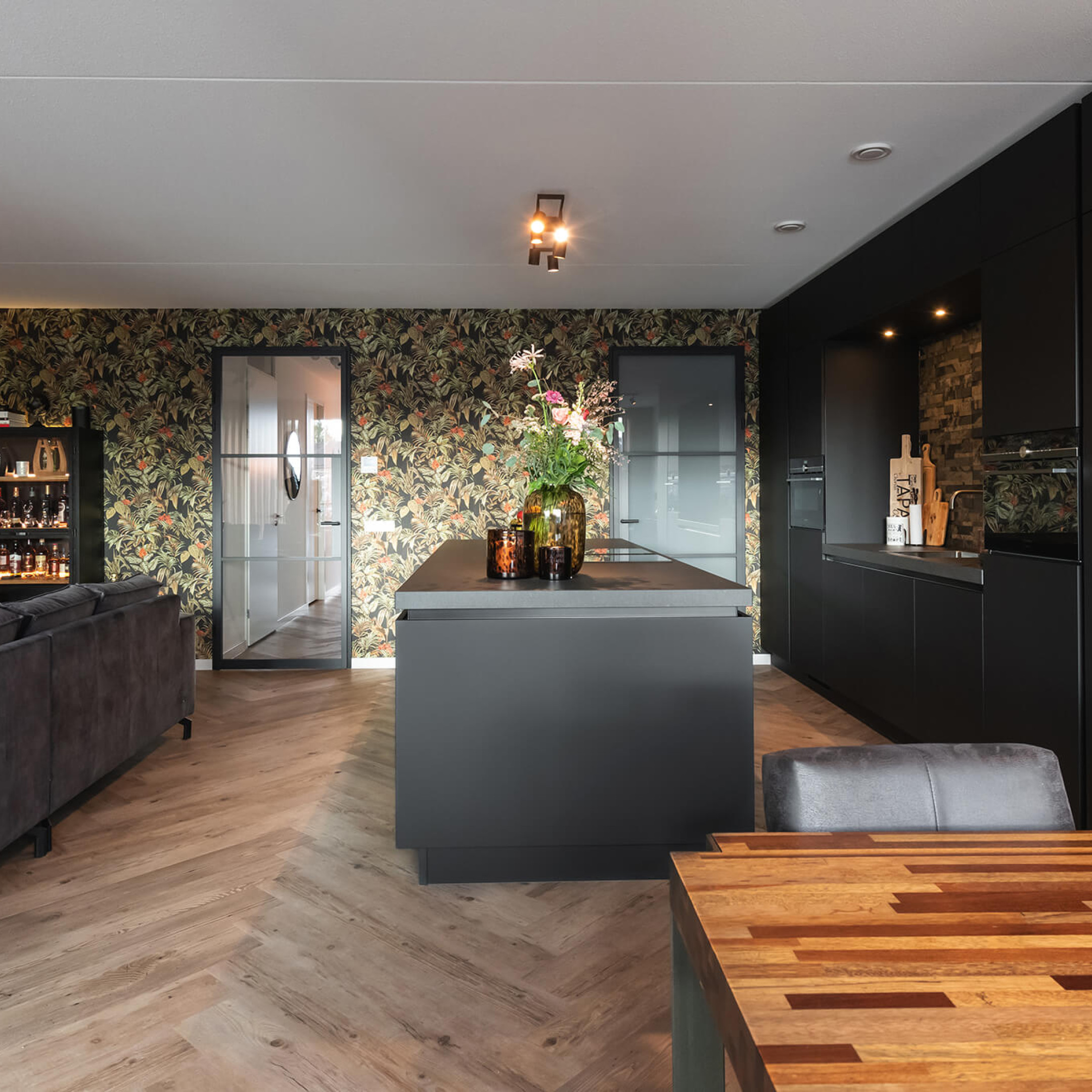 zwarte opdekdeur met glas gewoongers