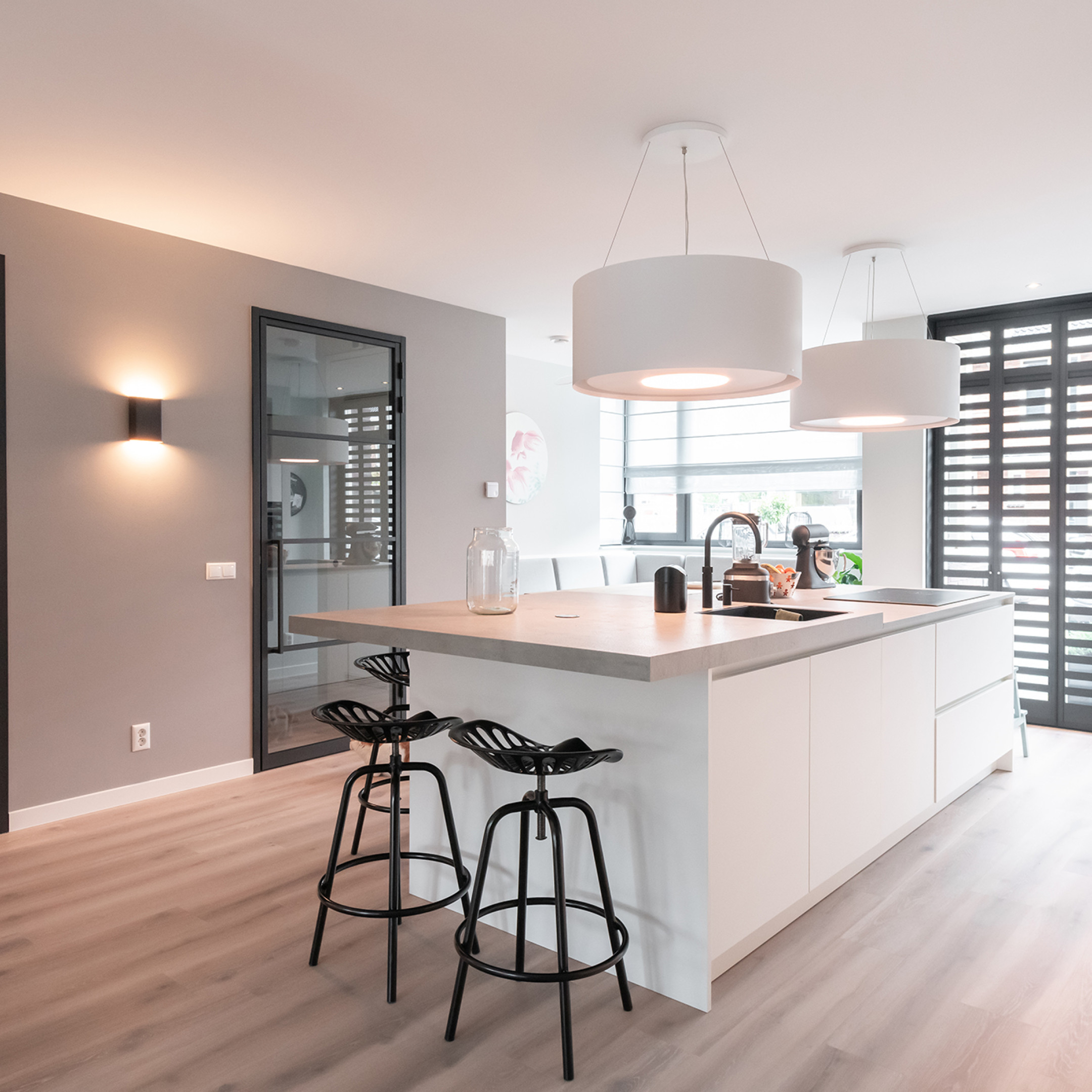 stalen deur in hout kozijn gewoongers