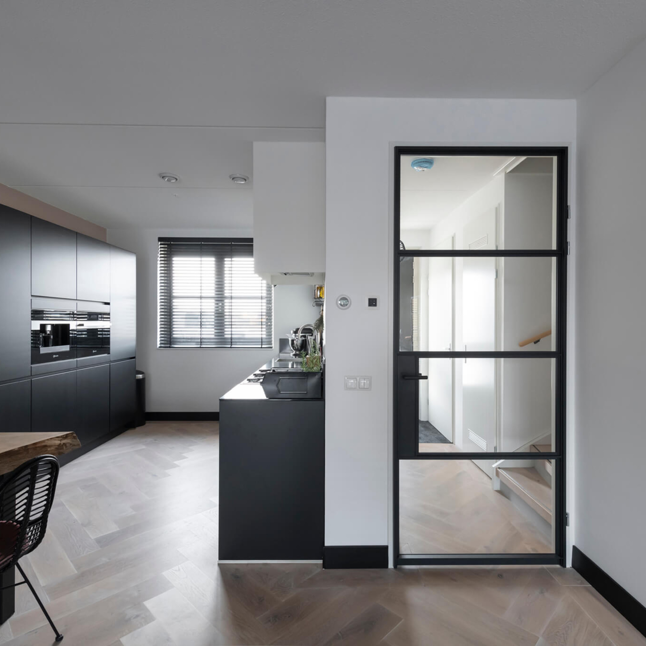 zwart stalen deur met glas gewoon gers