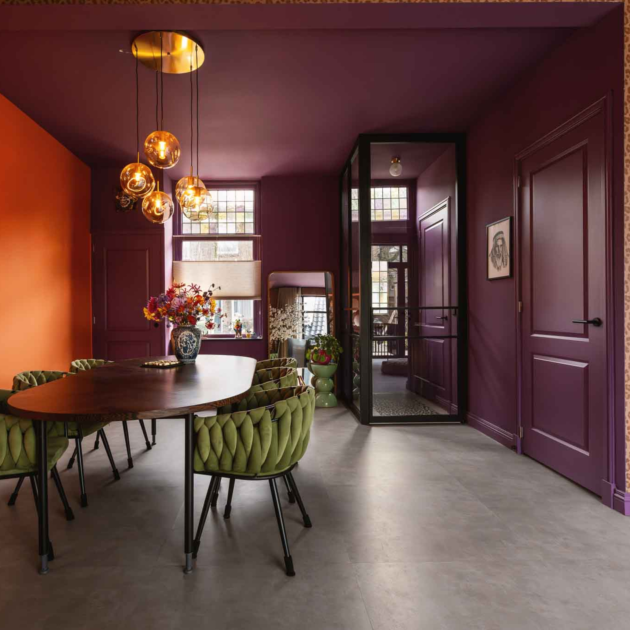 zwarte deur met glas van GewoonGers voor kleurrijk interieur