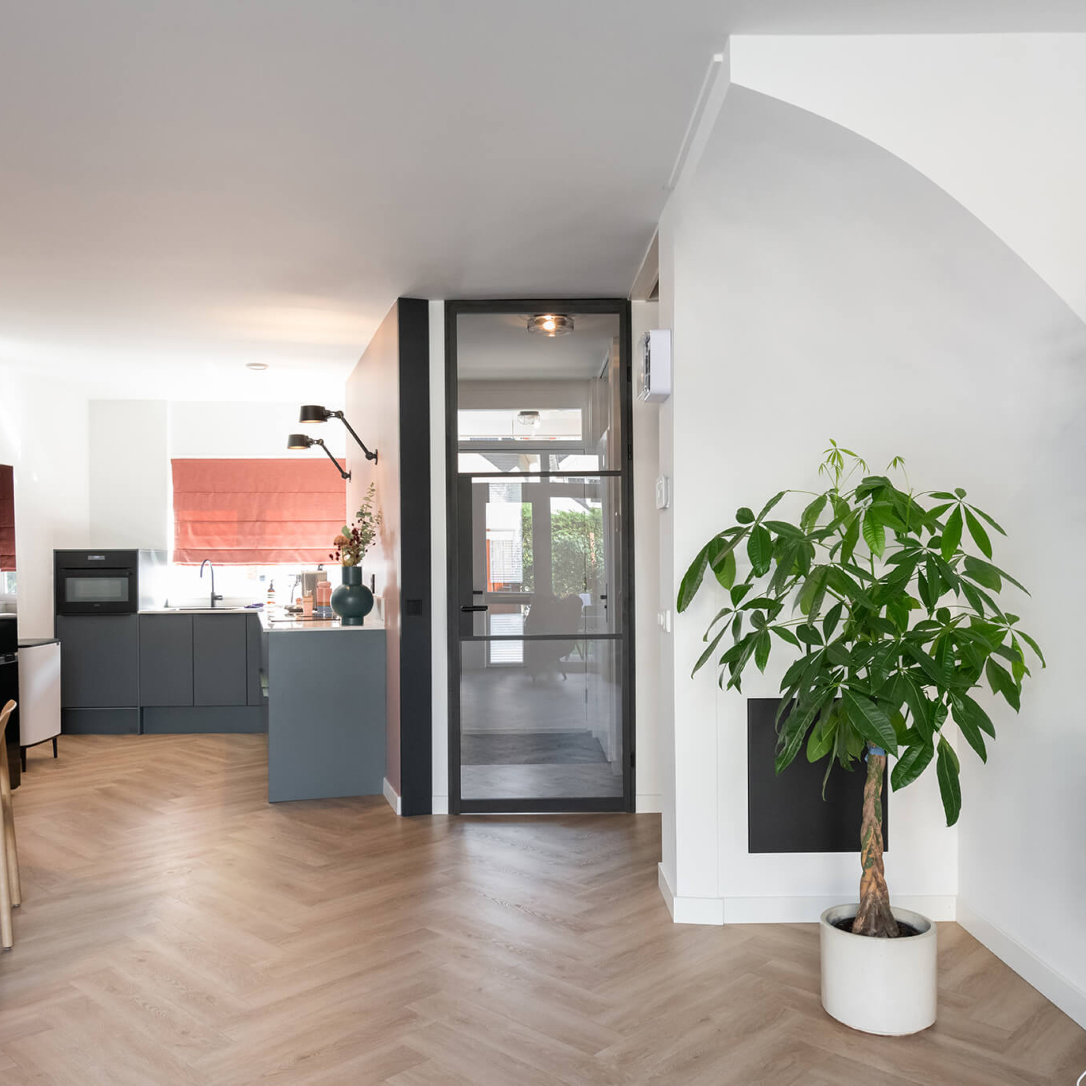 zwarte deur met rookglas