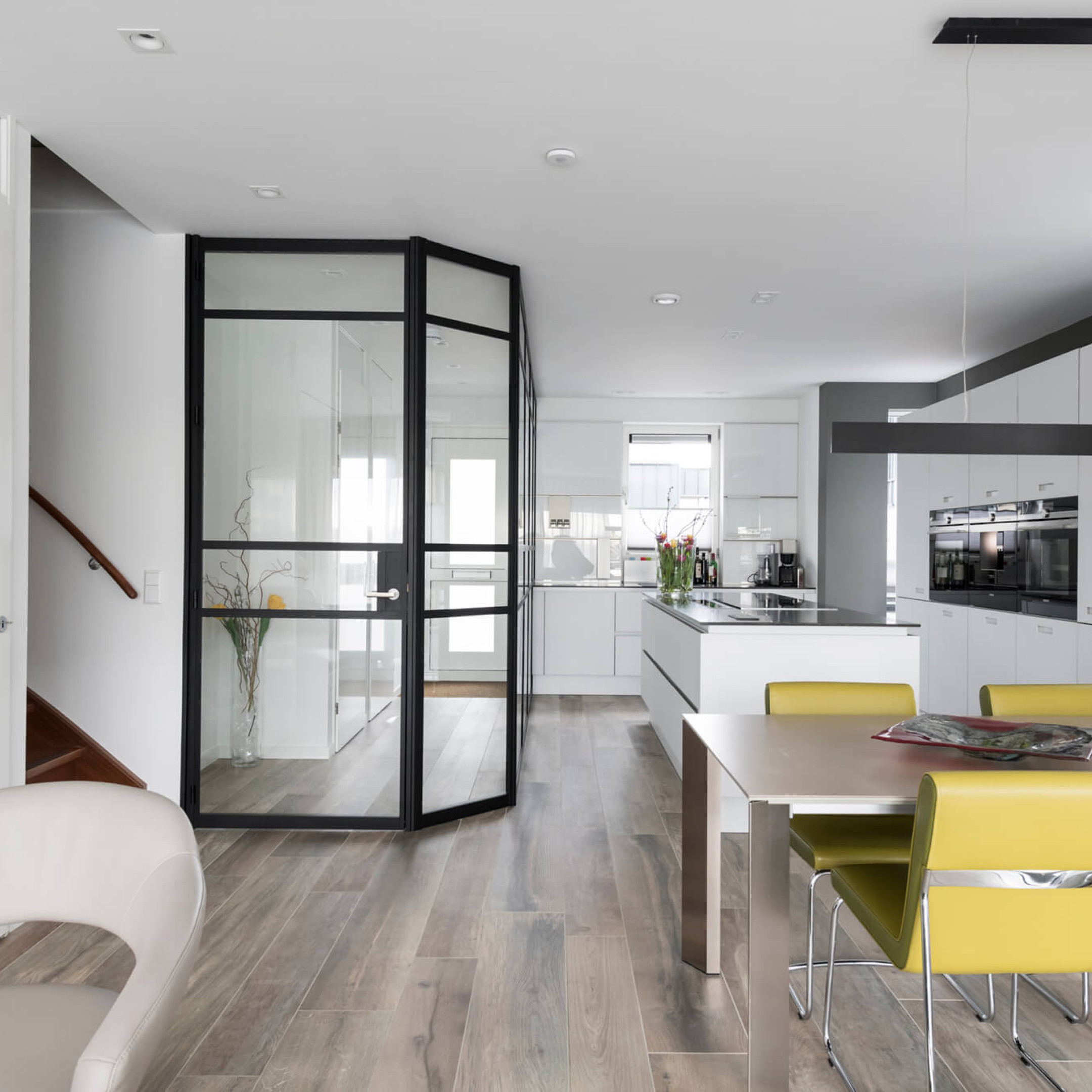 glaswand stalen deur hal GewoonGers