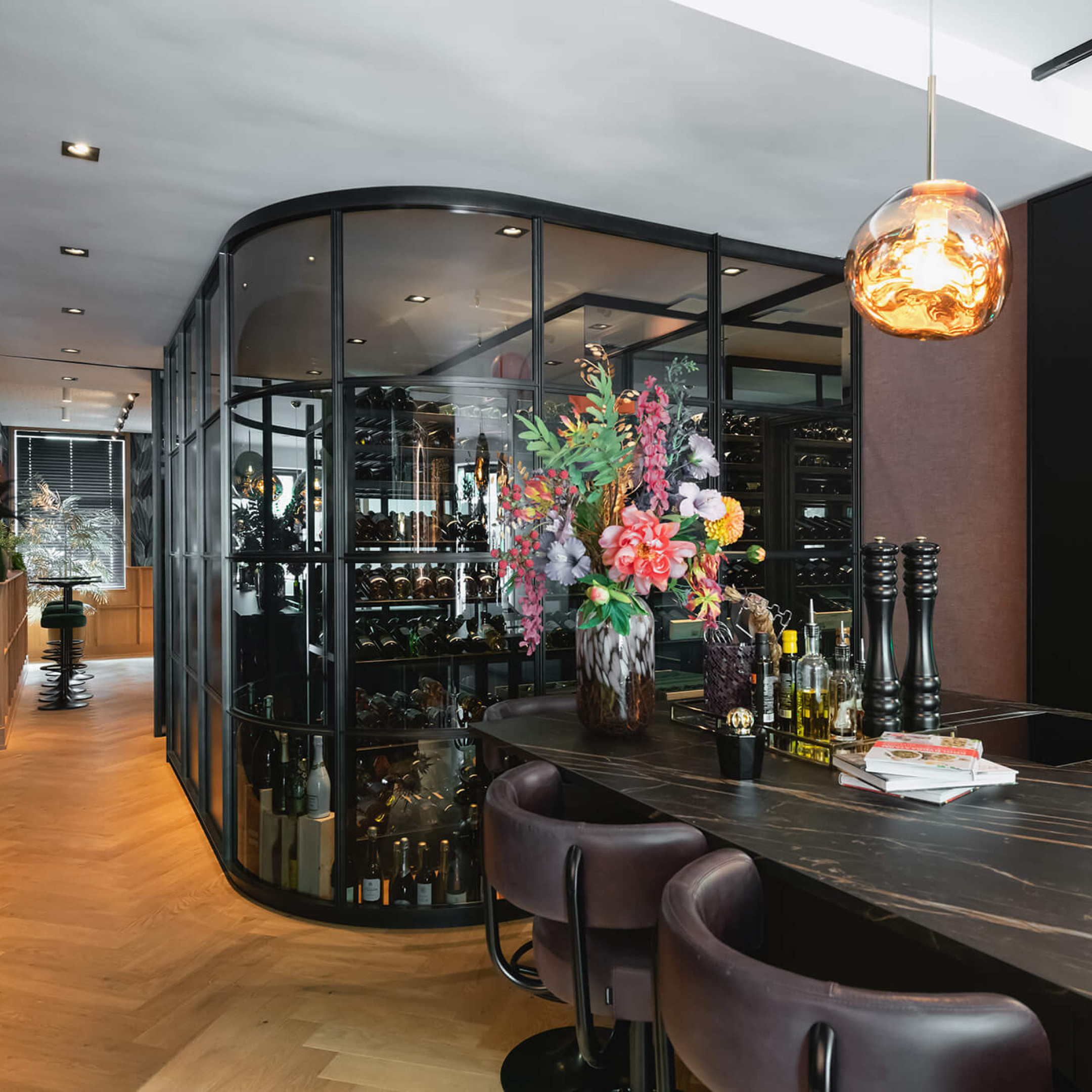 interieur design ronde glaswand