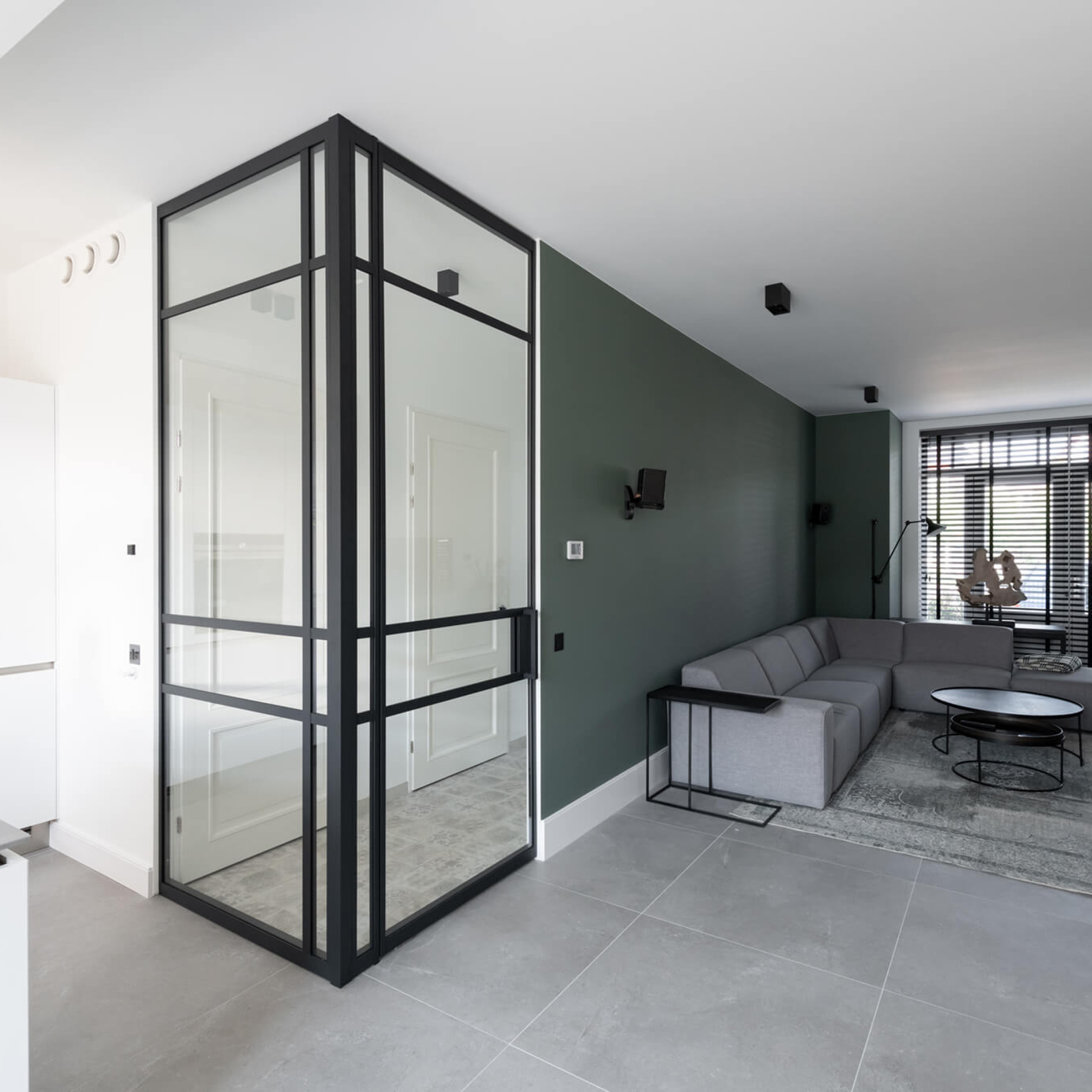 glazen hoek wand met aluminium taatsdeur hal woonkamer GewoonGers