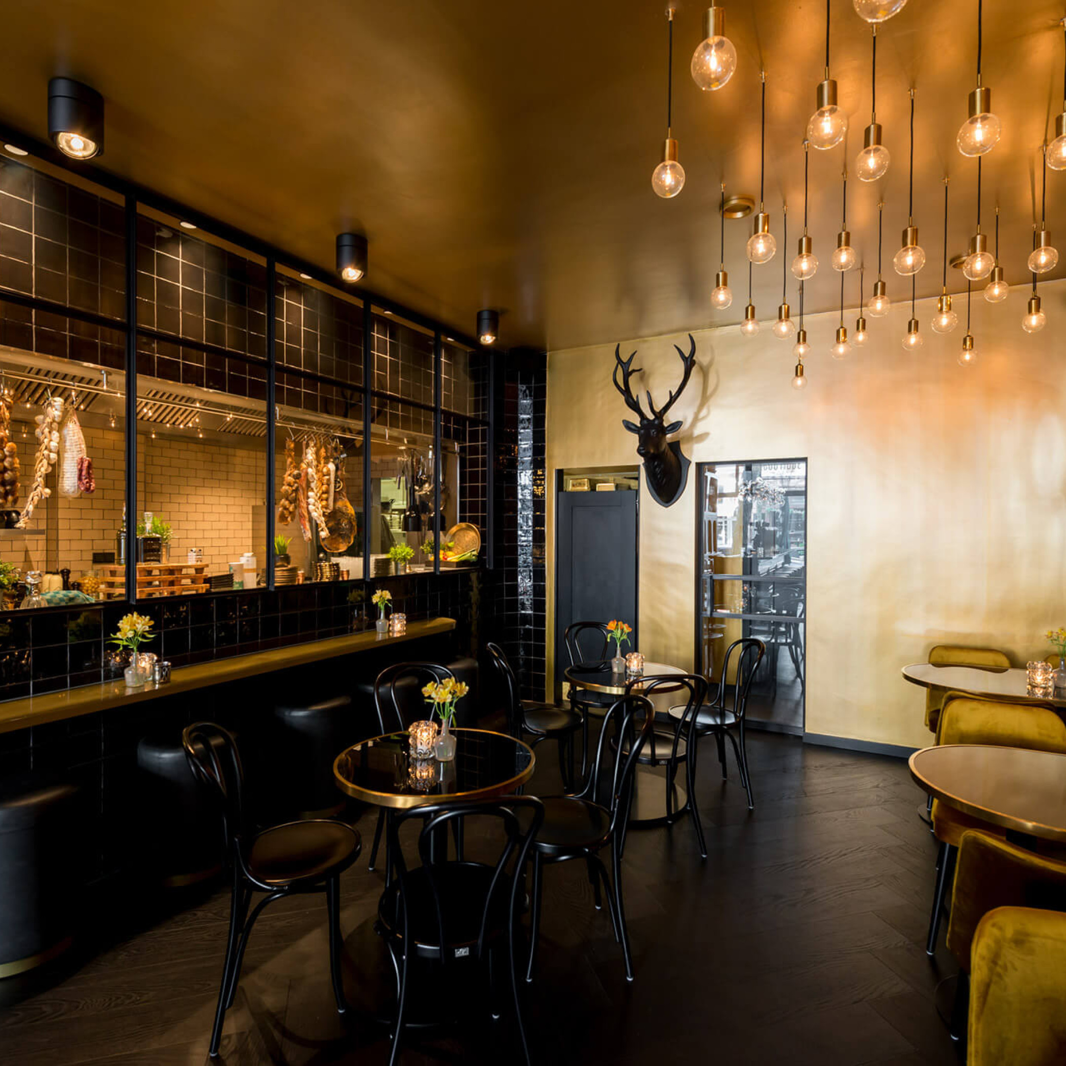 horeca interieur ronde glaswand GewoonGers