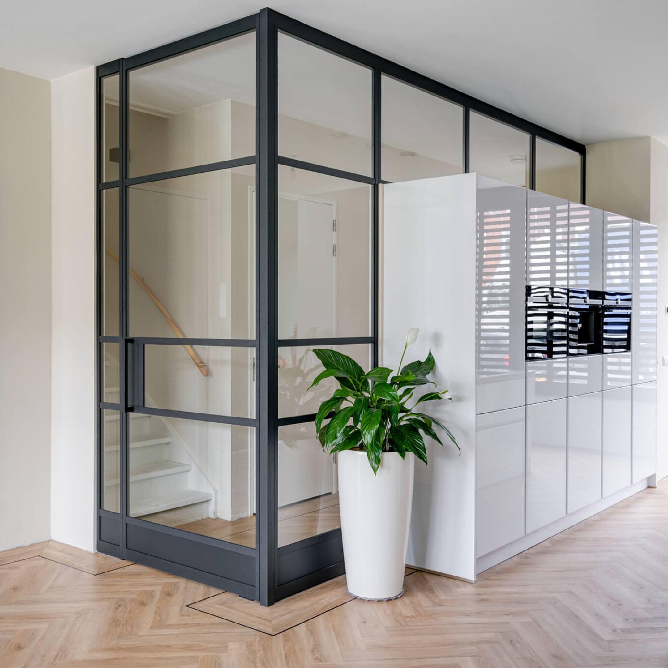 hoekwand glaswand GewoonGers keuken kasten ombouw stalen deur