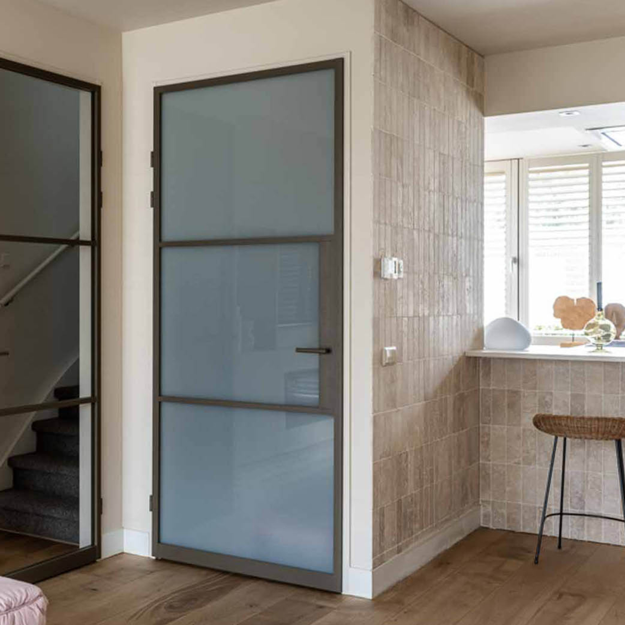 vtwonen bronzen deur met glas van GewoonGers