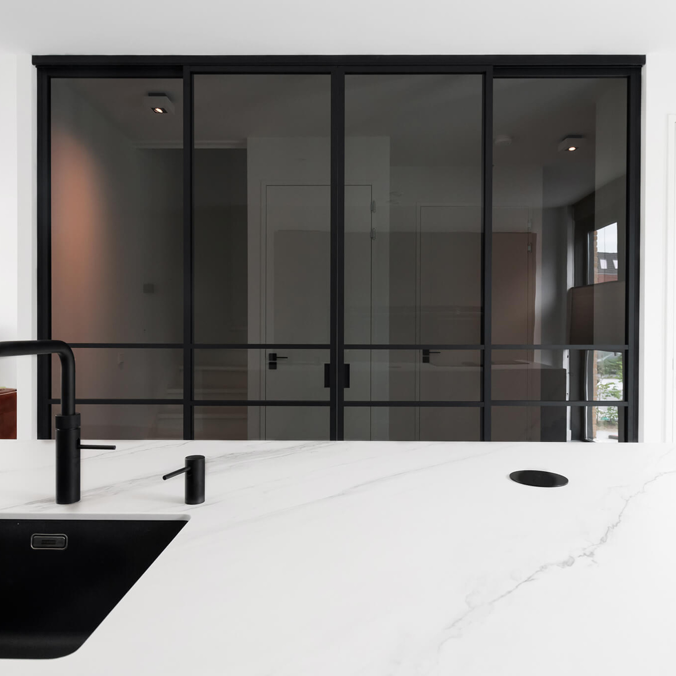 zwarte schuifdeuren rookglas GewoonGers