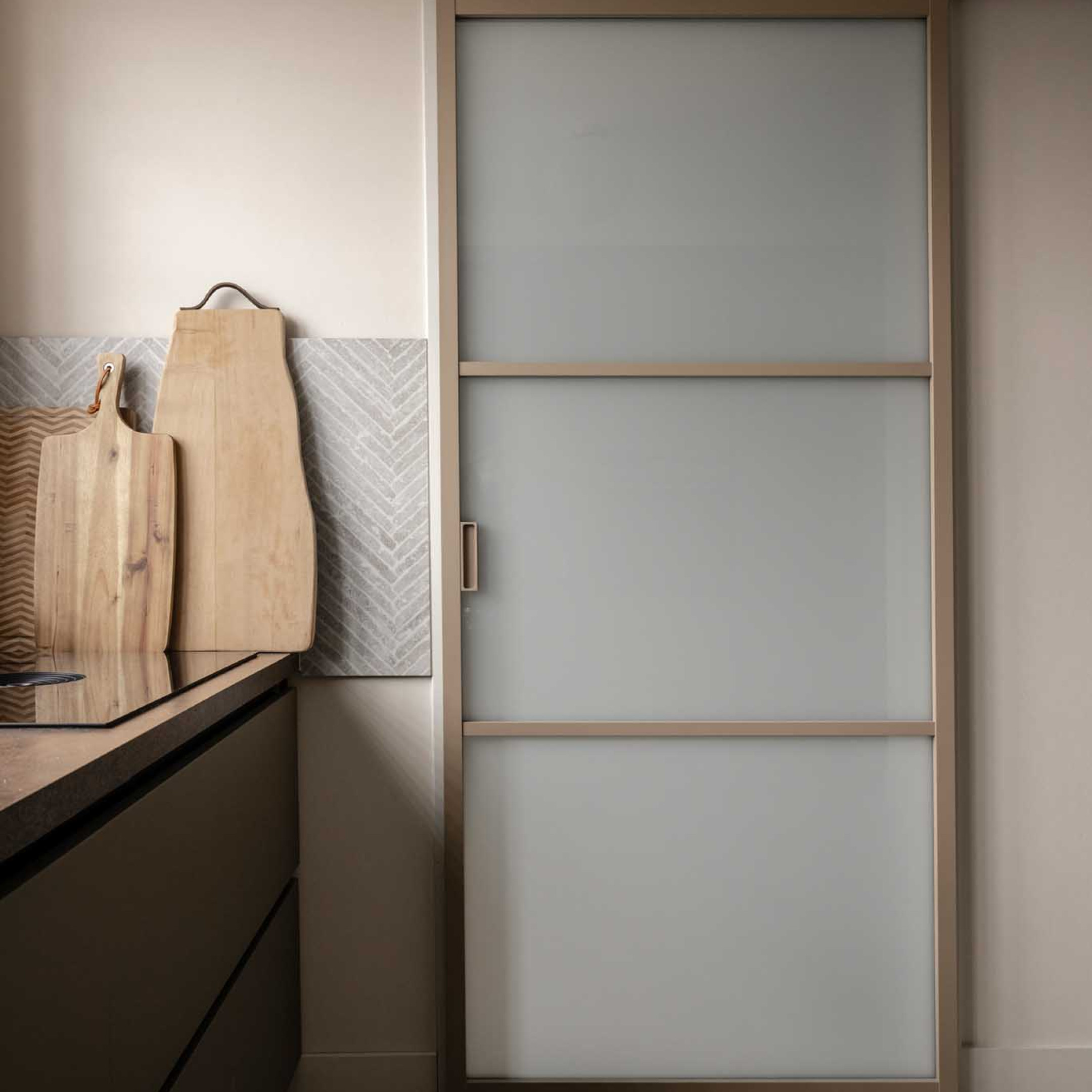 binnenkijken vt wonen interieur gewoon gers stalen deur beige