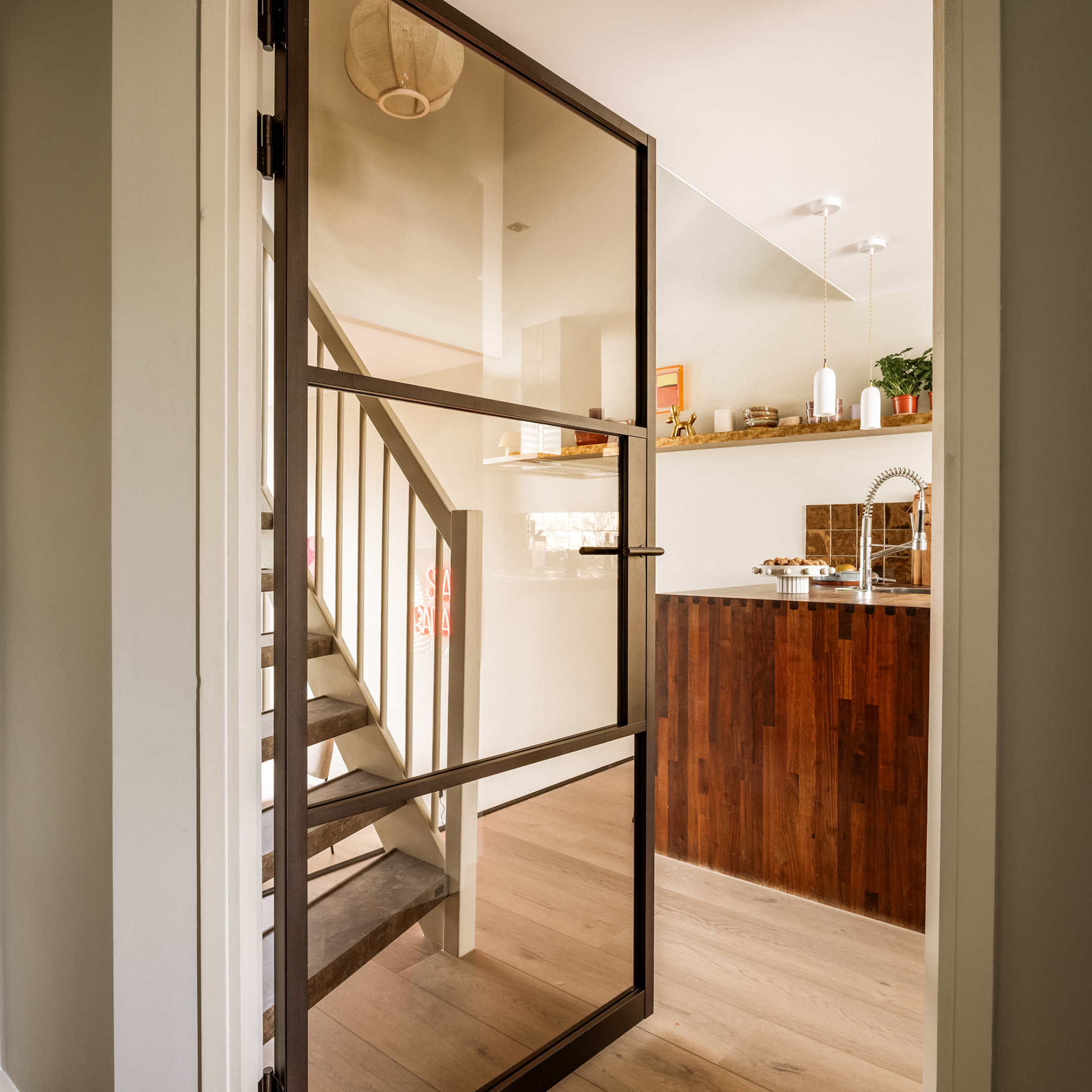 GewoonGers bronzen deur op maat voor bestaand houten kozijn gezien bij vtwonen