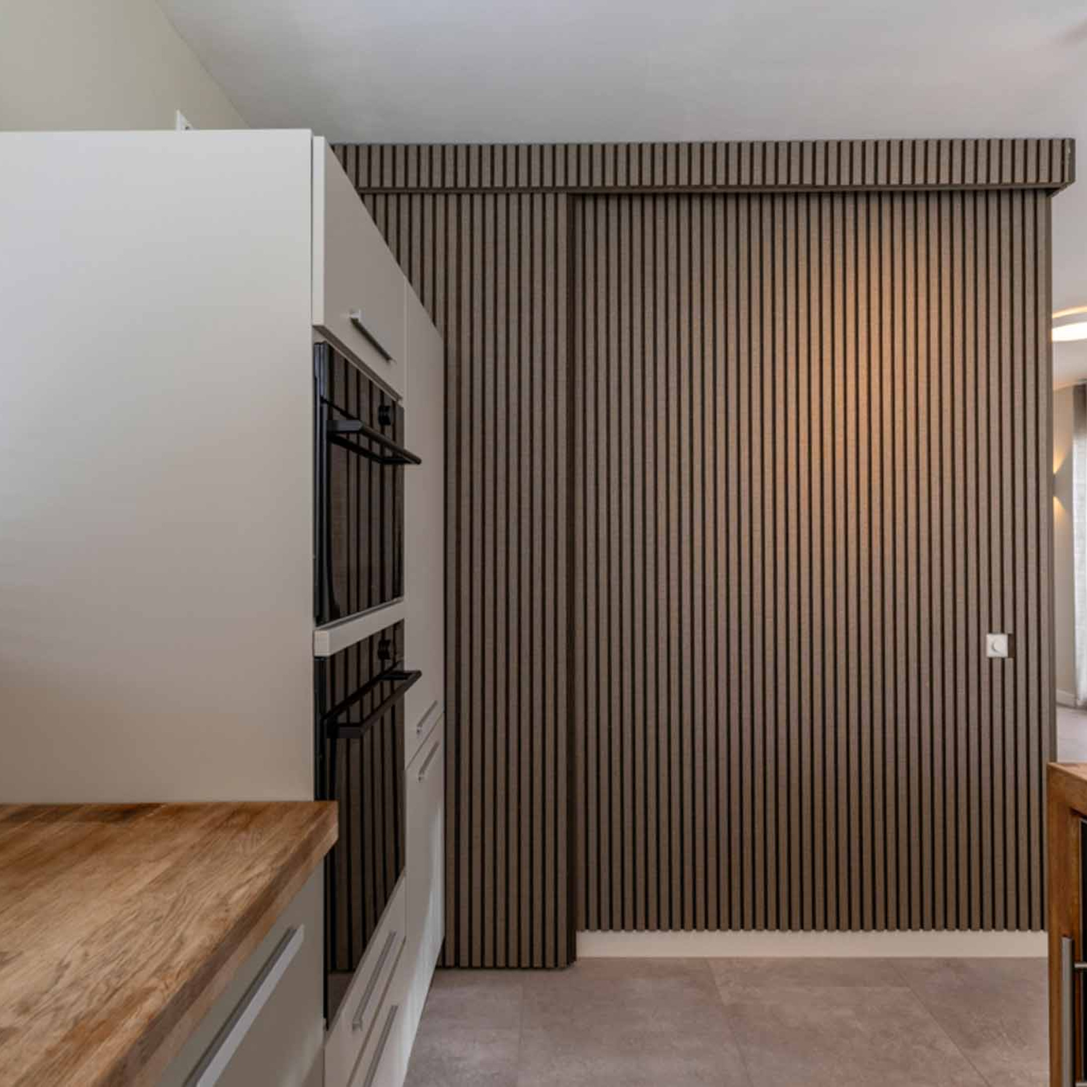 deur wegwerken met akoestische wandpanelen GewoonGers