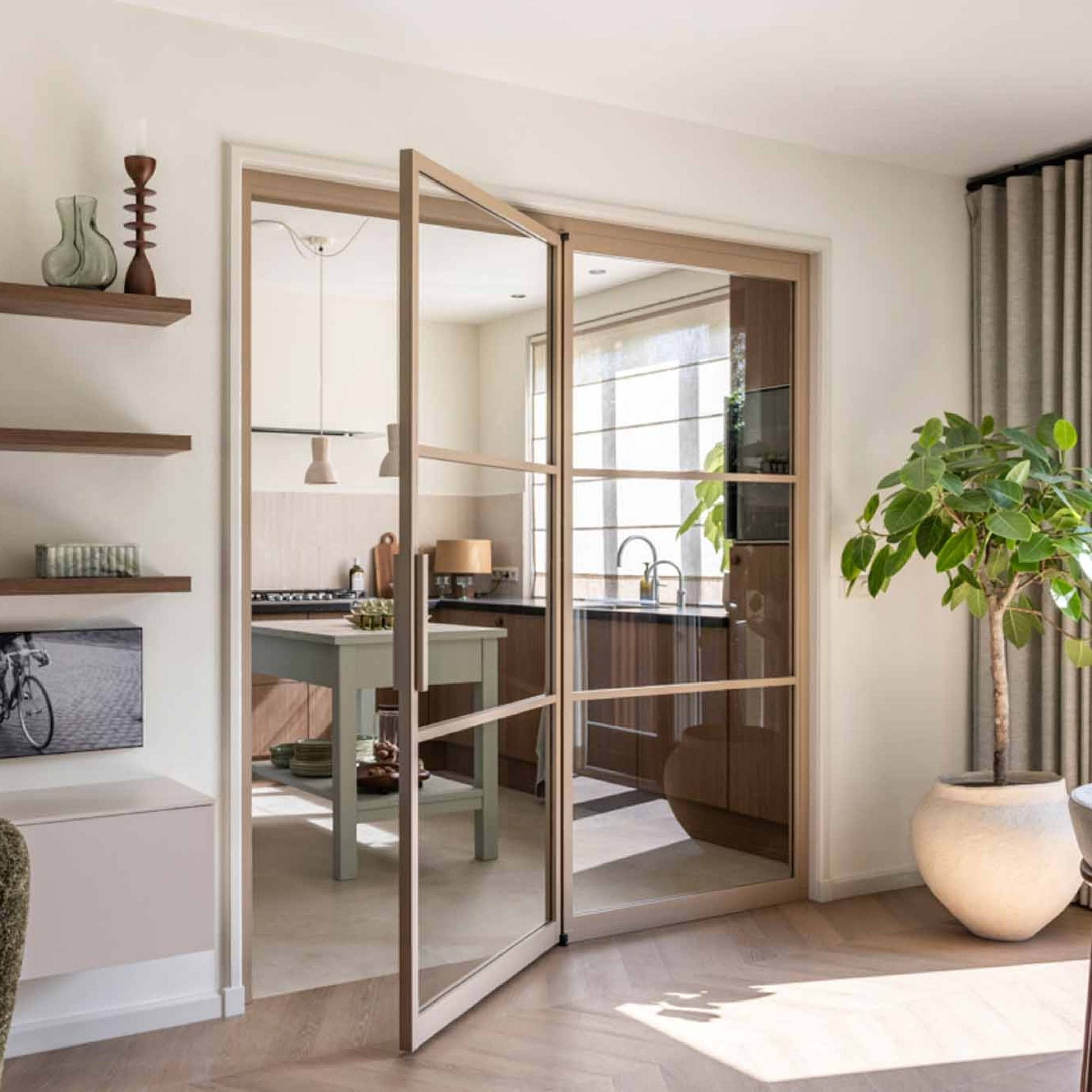 vtwonen interieur make over met binnendeur van gewoongers in grijs beige