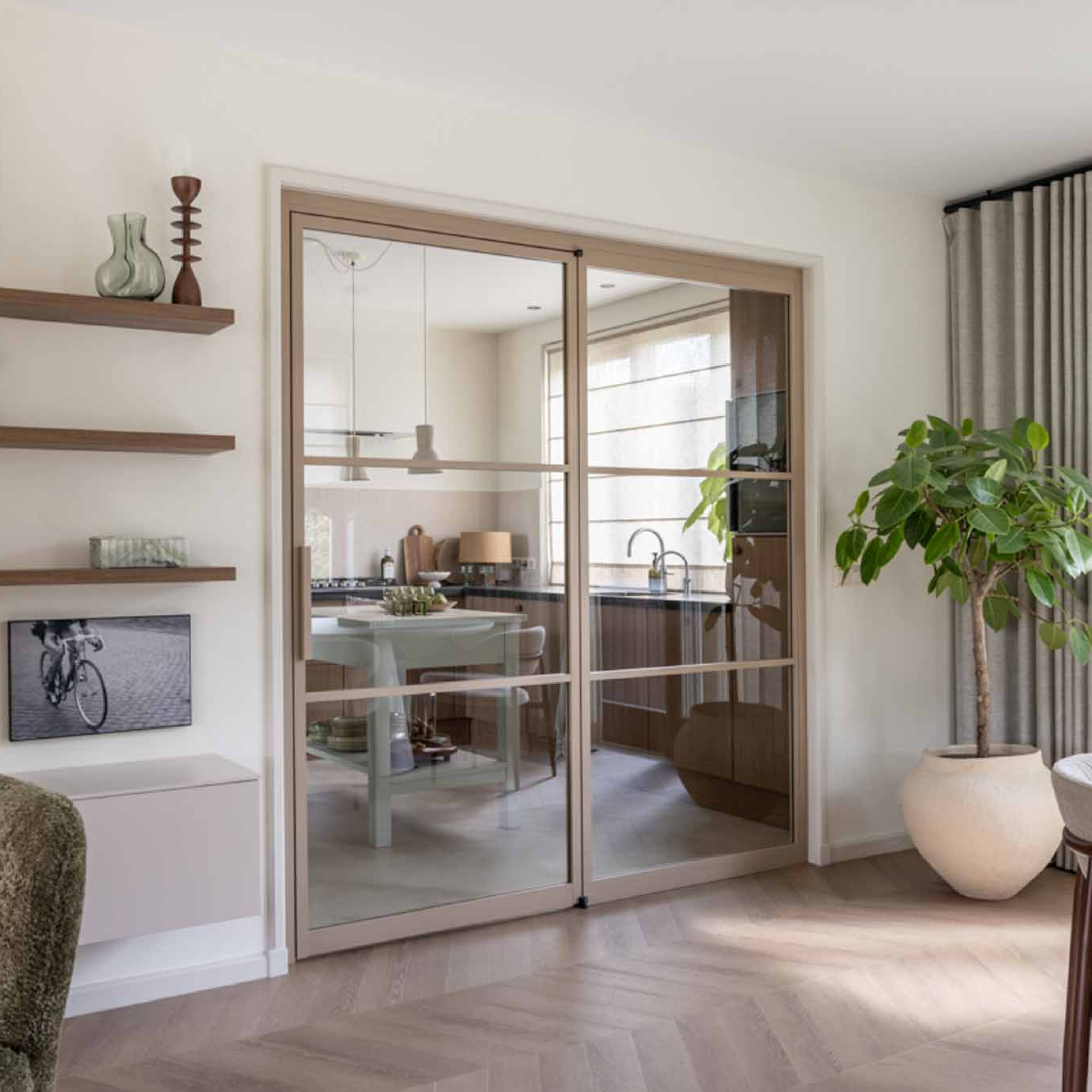 vtwonen grijs beige stalen deuren met glas gewoongers