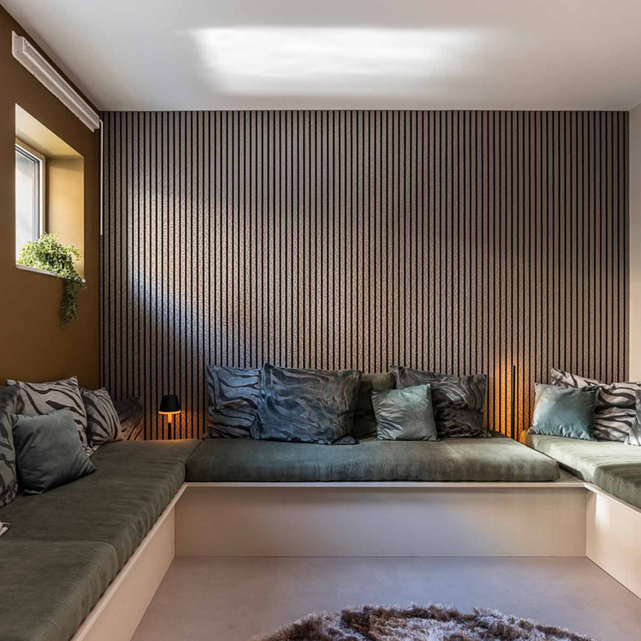 vtwonen metallic akoestische panelen wandpaneel taupe met zwart vilt lattenwand GewoonGers