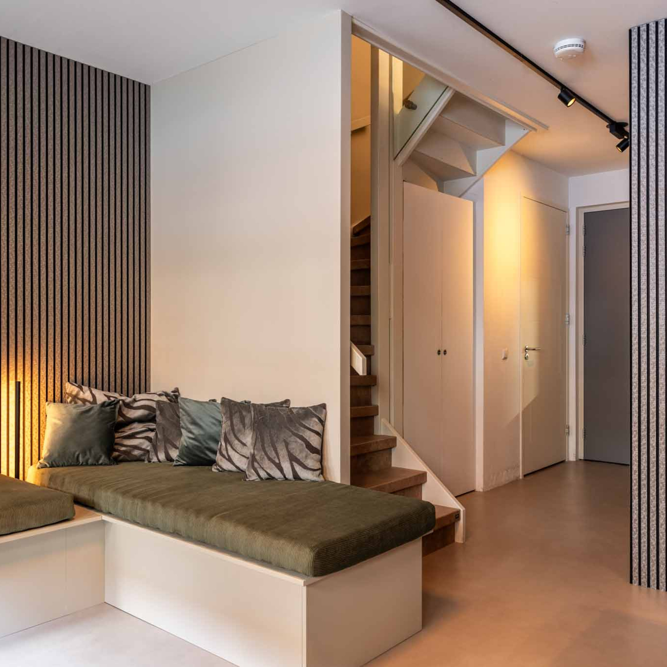 vtwonen metallic akoestische panelen wandpaneel taupe met zwart vilt lattenwand GewoonGers