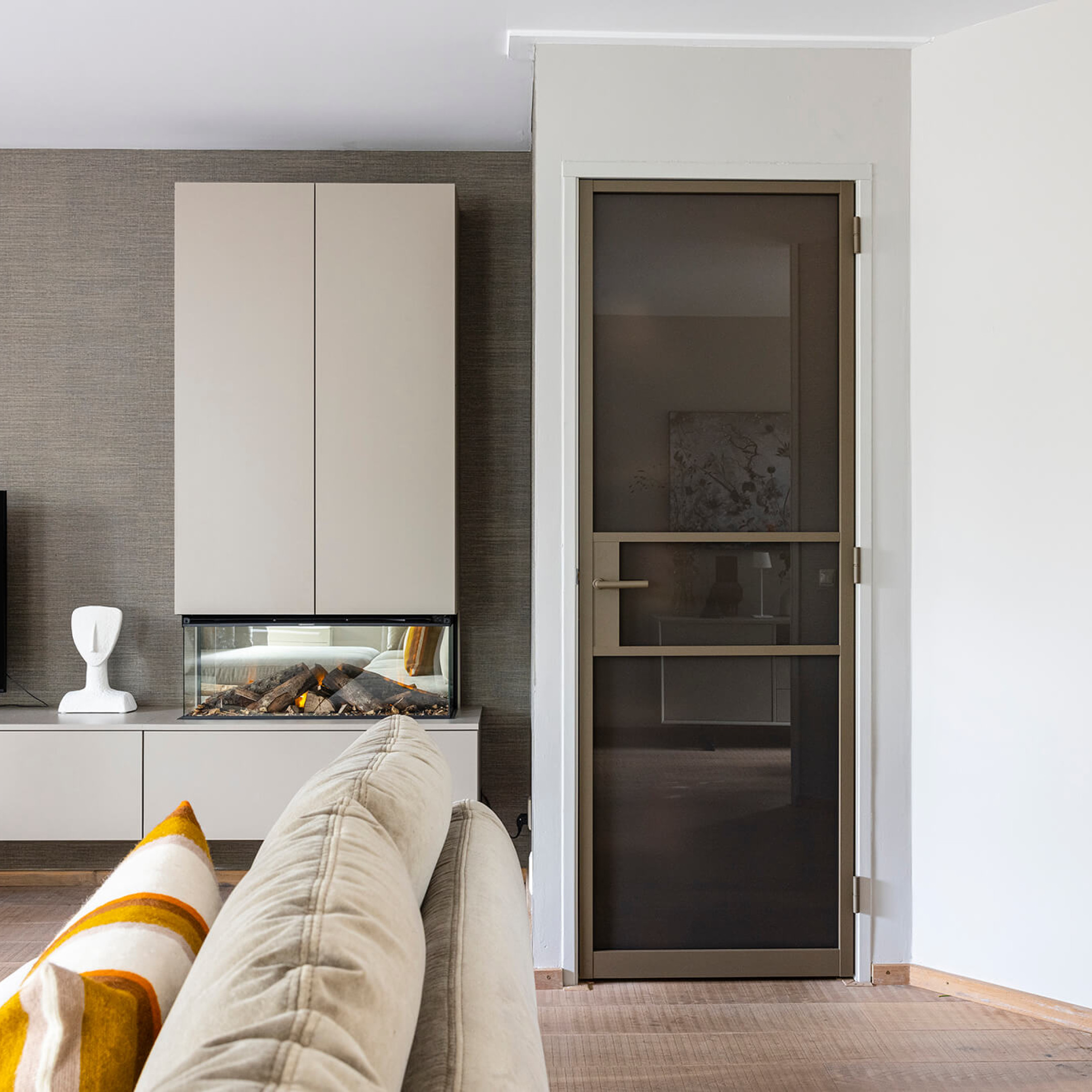 trapkast vtwonen bronzen deur gewoongers