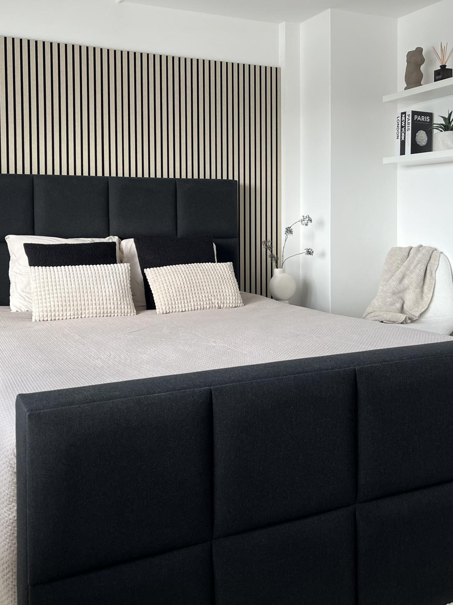 slaapkamer met akoestische wandpanelen GewoonGers lattenwand