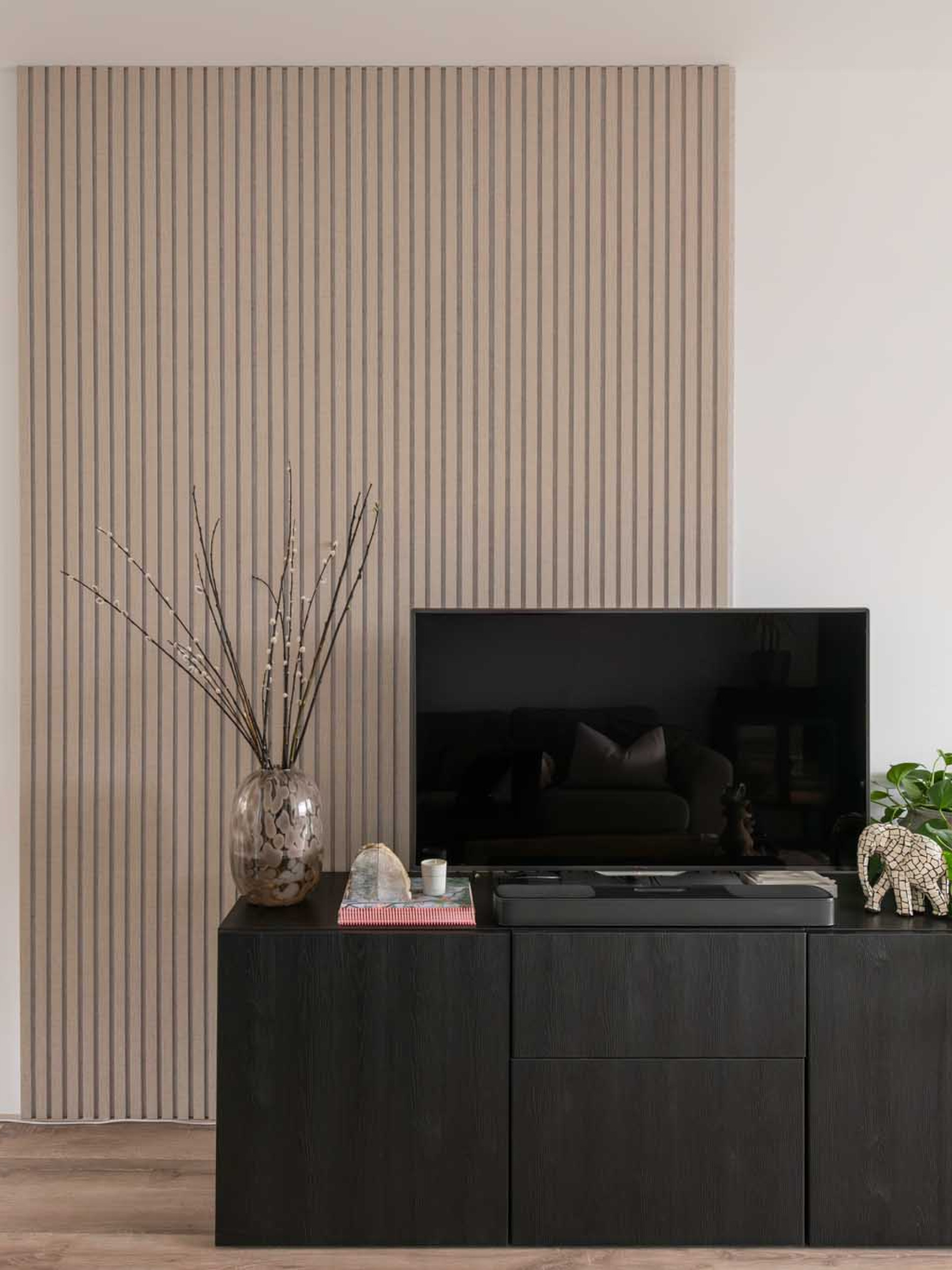 lattenwand beige akoestisch paneel wanddecoratie behang GewoonGers wandpaneel woonkamer