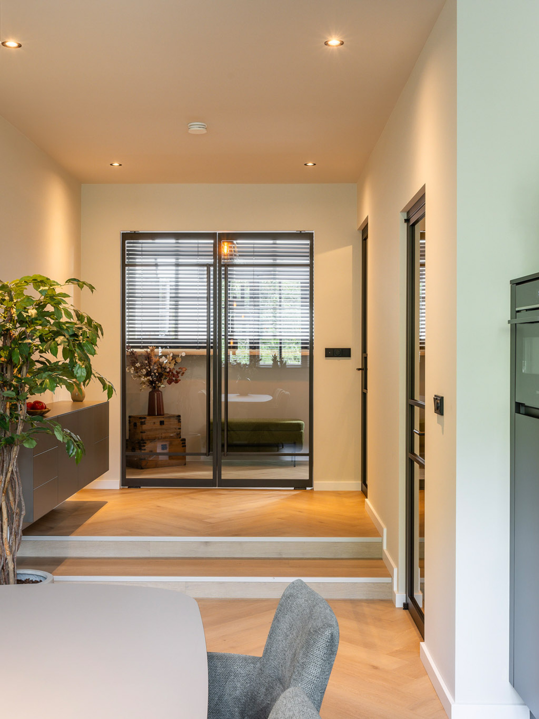 Keuken en eetkamer met taatsdeuren op maat van GewoonGers