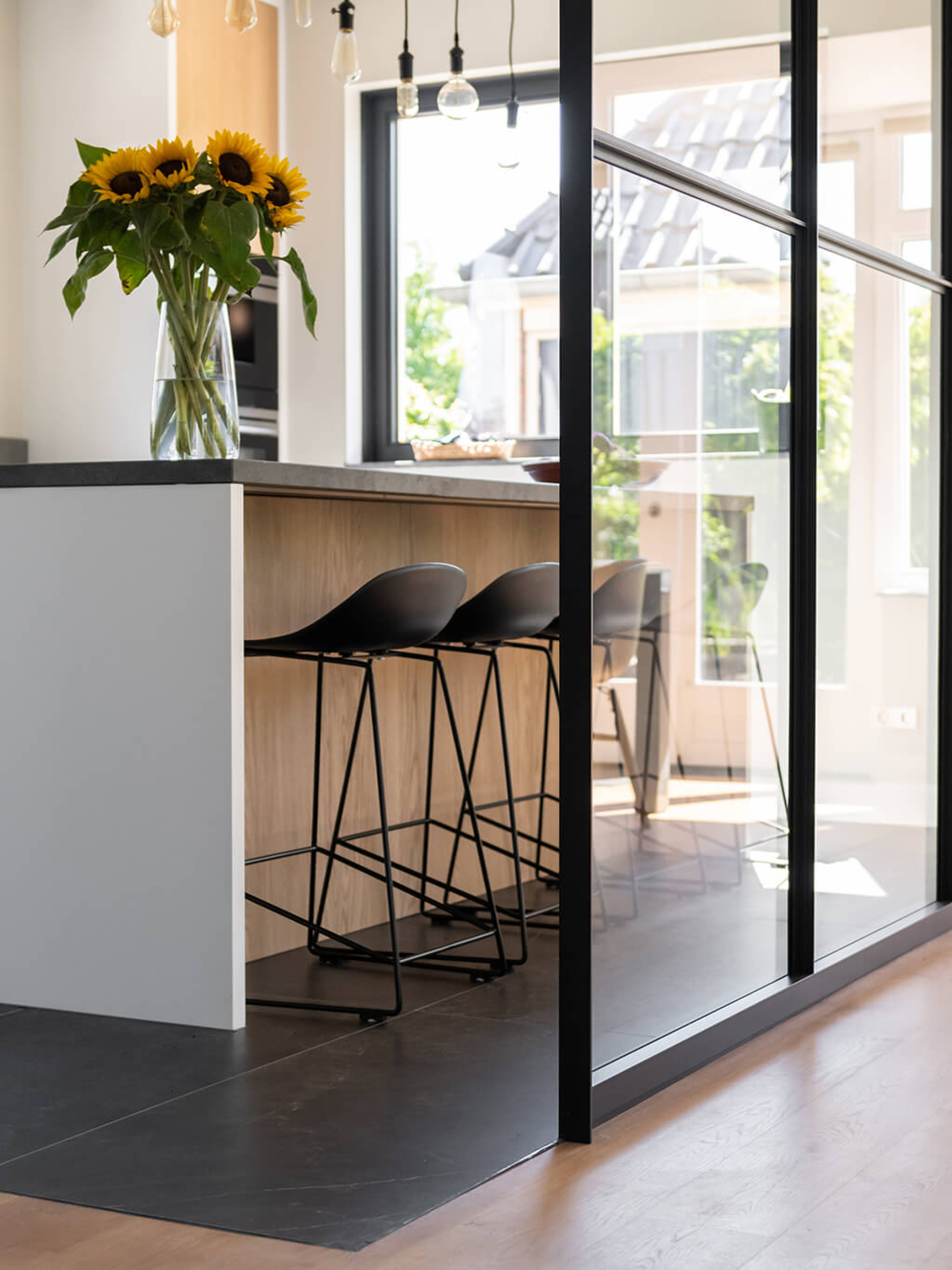 Glazen wand tussen keuken en eetkamer stalen deuren gewoongers