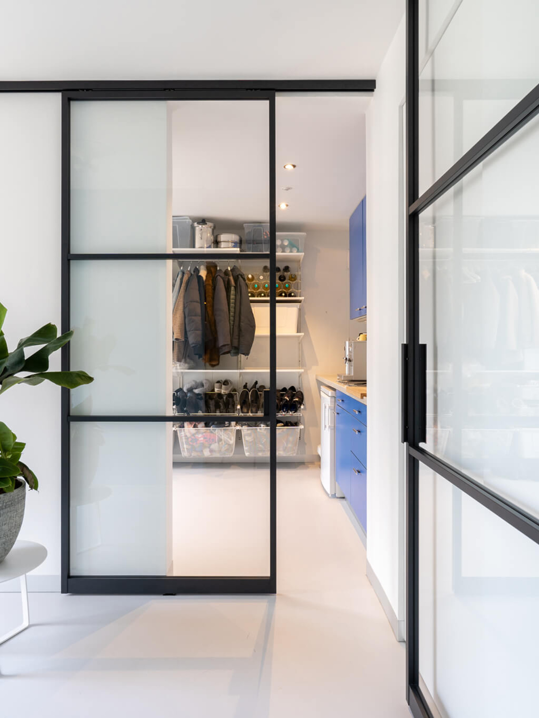 zwarte schuif deur met glas gewoongers